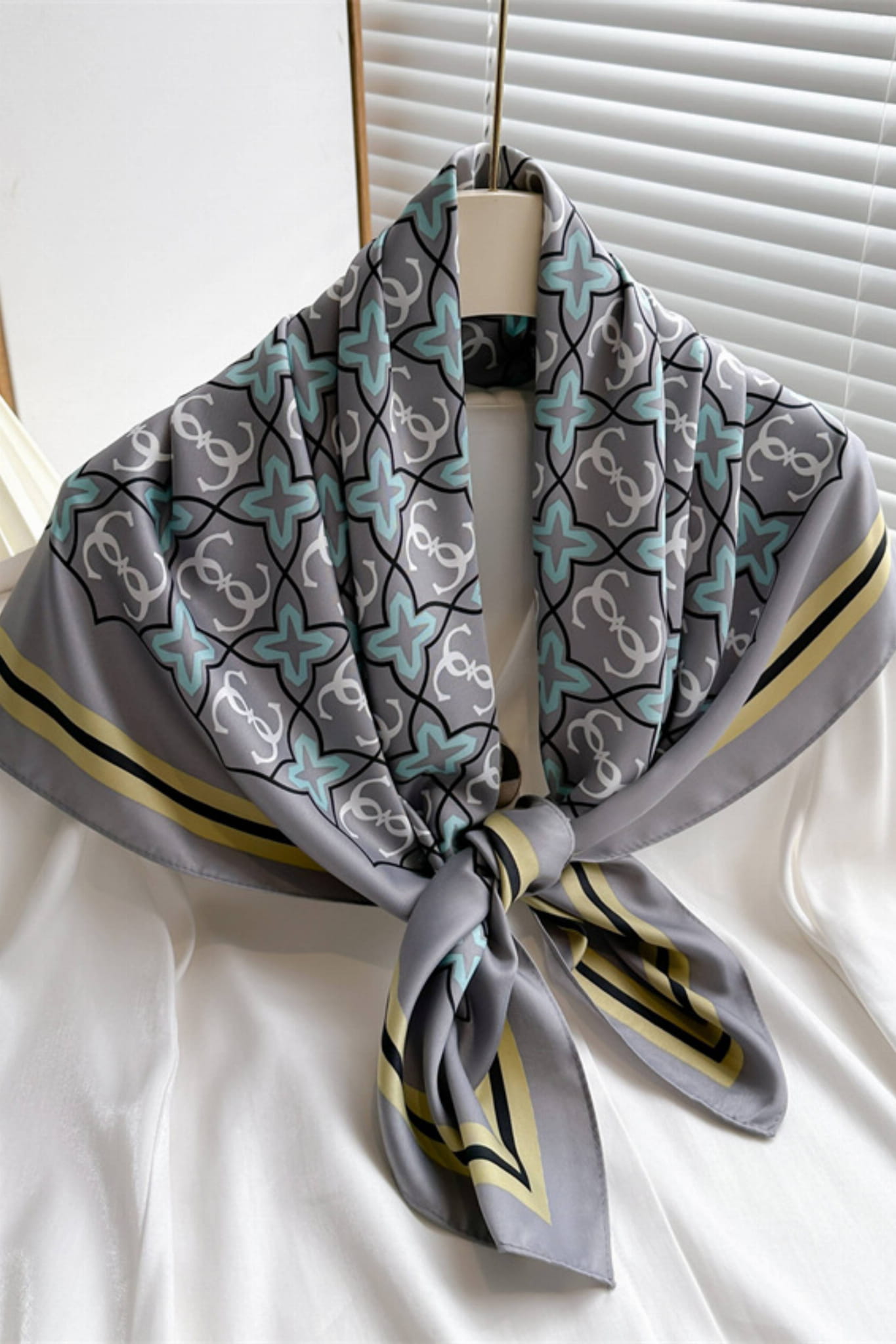 Apaszka, Model: F367-1//T39//18, Kolor: szary, Skład materiału: 100% Poliester, Przeznaczenie: Wielosezonowe, Wymiary(długość/szerokość): 90cm/90cm