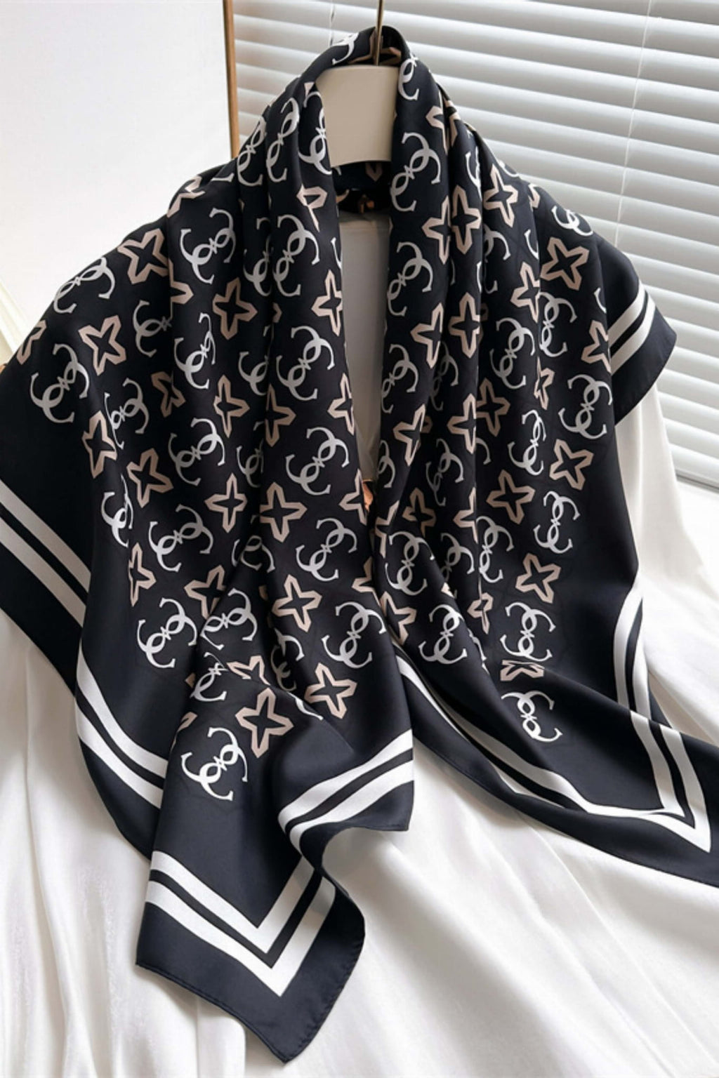 Apaszka, Model: F367-2//T39//18, Kolor: czarny, Skład materiału: 100% Poliester, Przeznaczenie: Wielosezonowe, Wymiary(długość/szerokość): 90cm/90cm