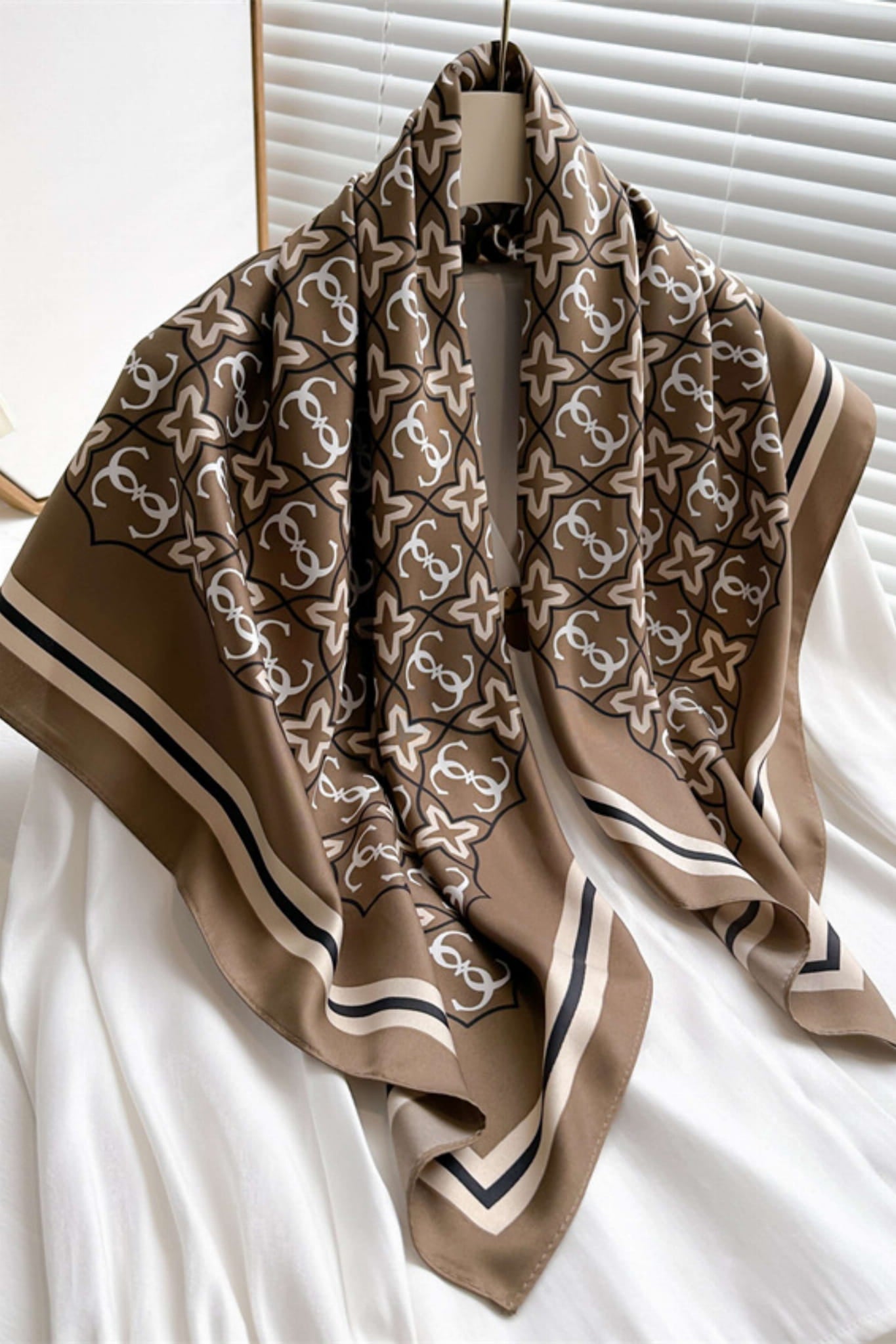 Detal apaszki z miękkiego poliestru, imitującego jedwab, w eleganckim odcieniu brązowym | KAMEA | Spironik.pl