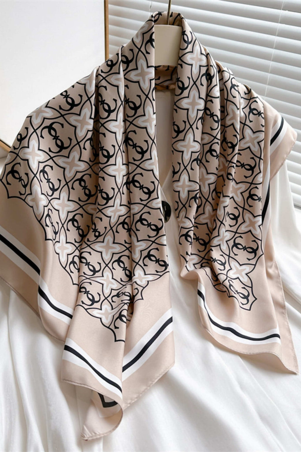 Apaszka, Model: F367-4//T39//18, Kolor: beżowy, Skład materiału: 100% Poliester, Przeznaczenie: Wielosezonowe, Wymiary(długość/szerokość): 90cm/90cm