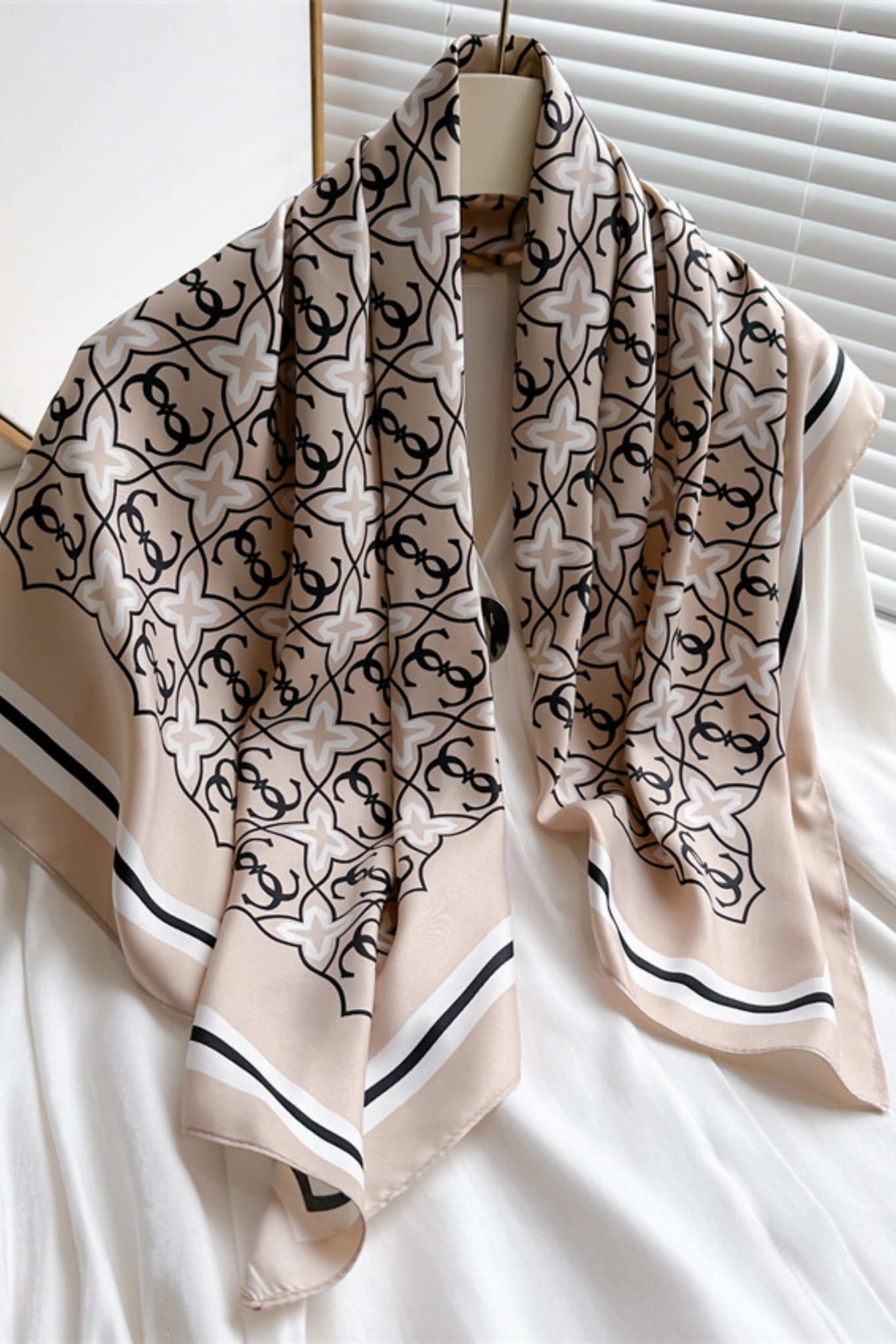 Apaszka, Model: F367-4//T39//18, Kolor: beżowy, Skład materiału: 100% Poliester, Przeznaczenie: Wielosezonowe, Wymiary(długość/szerokość): 90cm/90cm