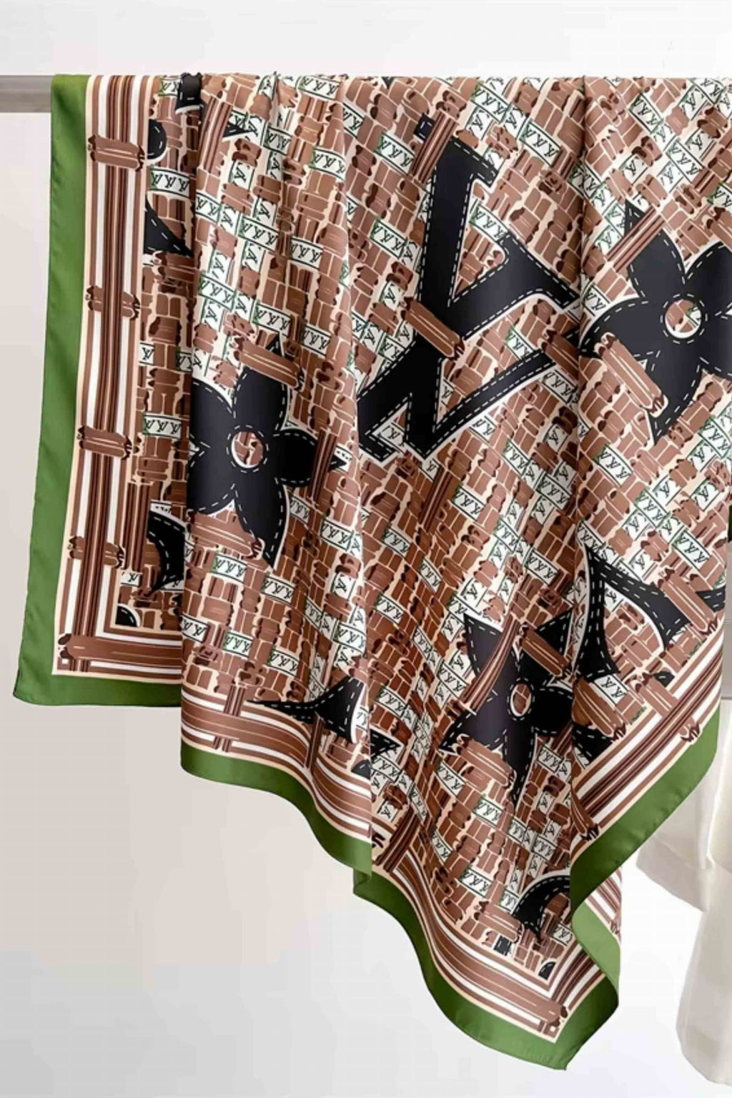 Apaszka w stylizacji casualowej, noszona na szyi, w odcieniach brązu i zieleni | KAMEA | Spironik.pl