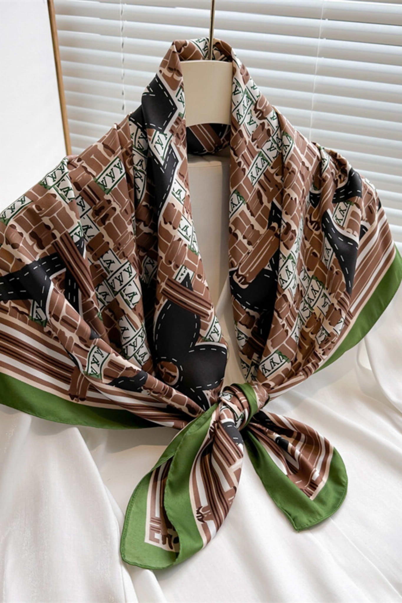 Detal apaszki z bliska, ukazujący lekki materiał przypominający jedwab | KAMEA | Spironik.pl