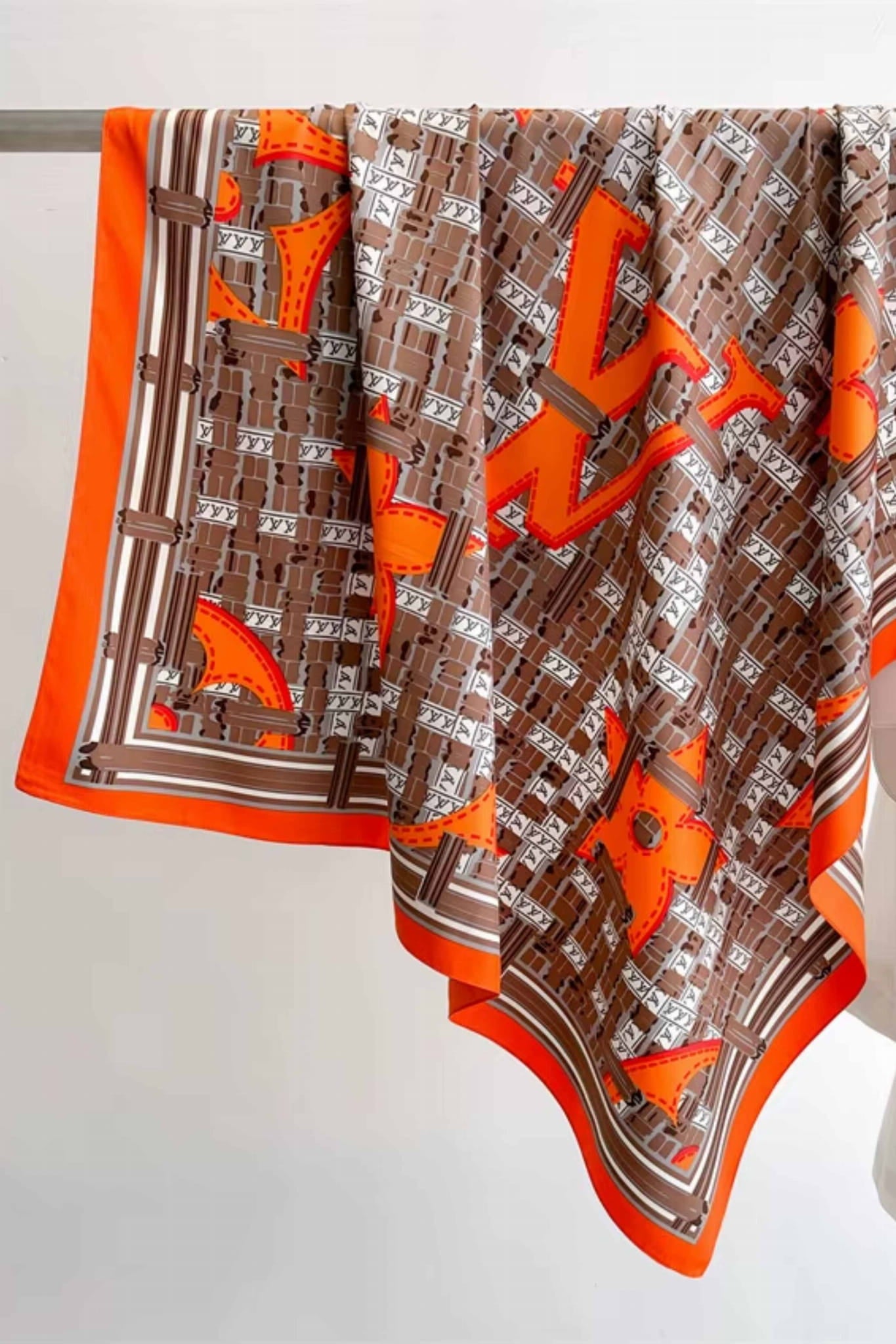 Detal apaszki z bliska, ukazujący wyraziste motywy geometryczne w odcieniach pomarańczy i czerwieni | KAMEA | Spironik.pl