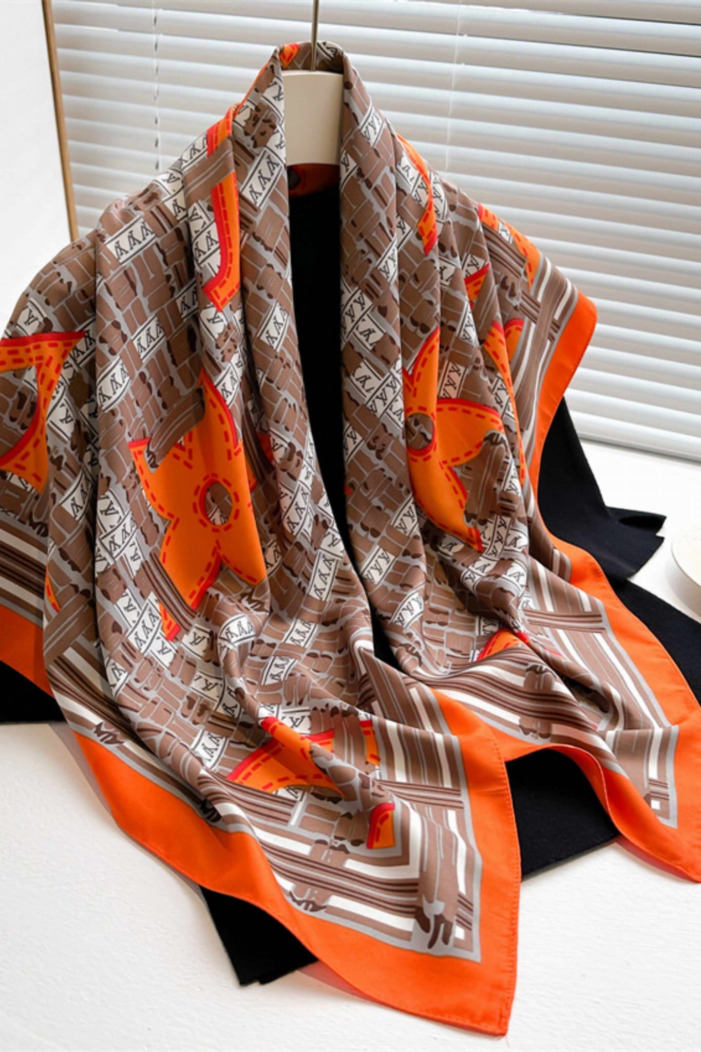 Apaszka, Model: F368-2//T39//18, Kolor: pomarańczowy, Skład materiału: 100% Poliester, Przeznaczenie: Wielosezonowe, Wymiary(długość/szerokość): 90cm/90cm