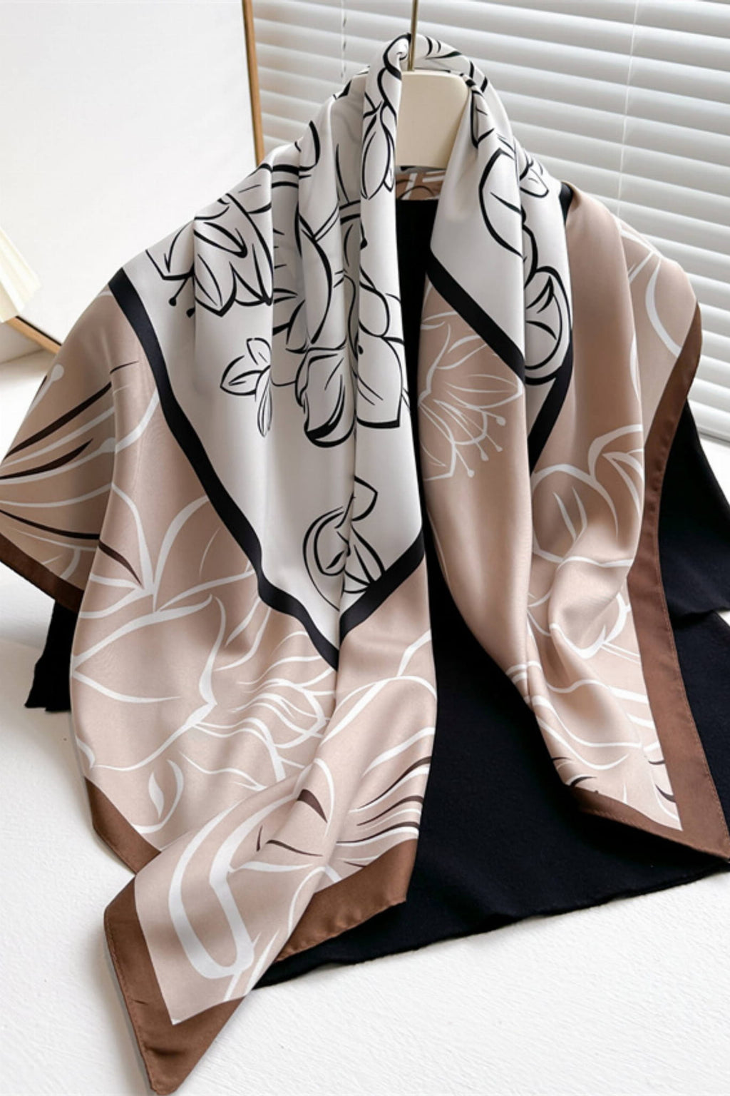 Apaszka, Model: F372-2//T39//18, Kolor: beżowy, Skład materiału: 100% Poliester, Przeznaczenie: Wielosezonowe, Wymiary(długość/szerokość): 90cm/90cm