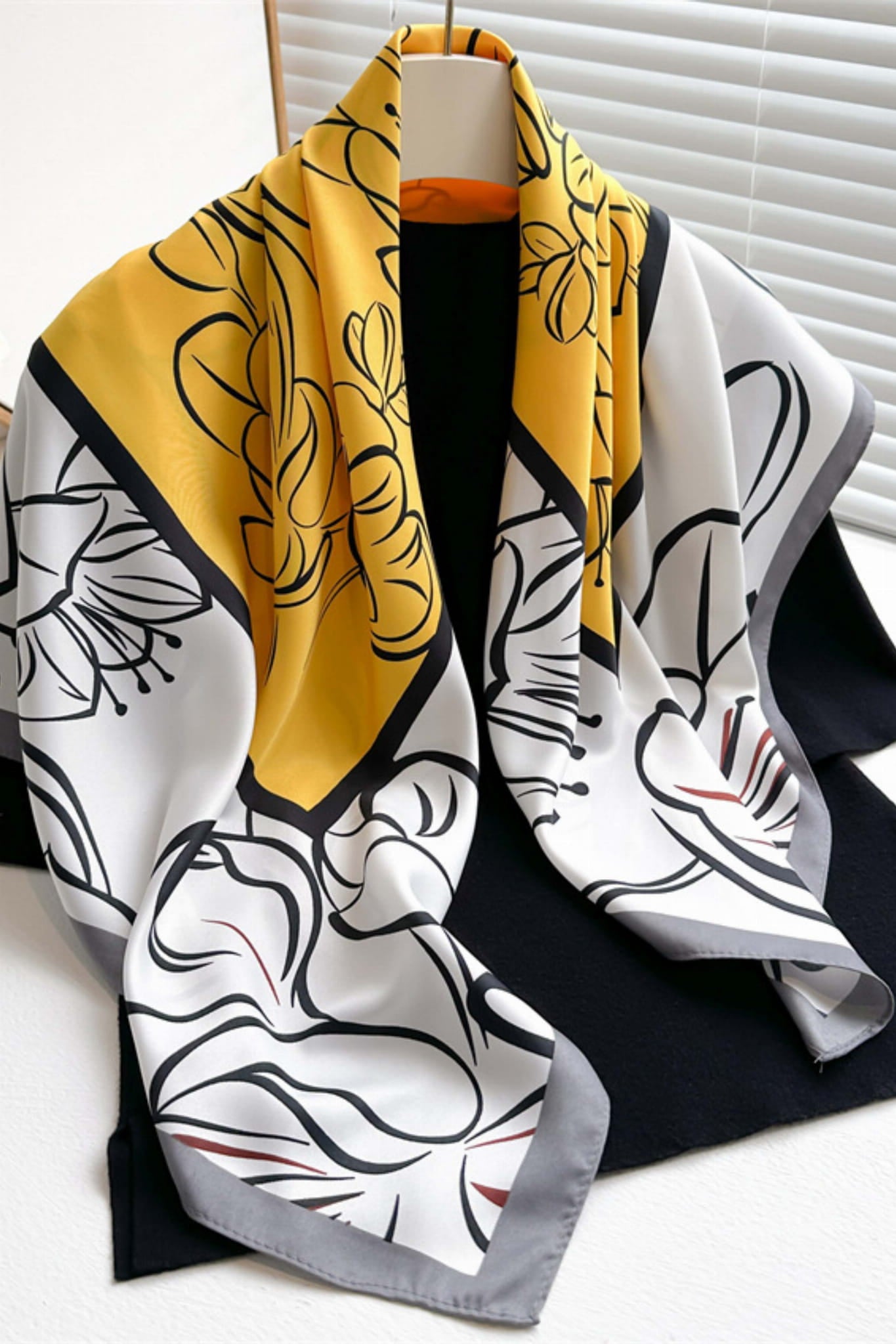 Apaszka, Model: F372-3//T39//18, Kolor: żółty, Skład materiału: 100% Poliester, Przeznaczenie: Wielosezonowe, Wymiary(długość/szerokość): 90cm/90cm