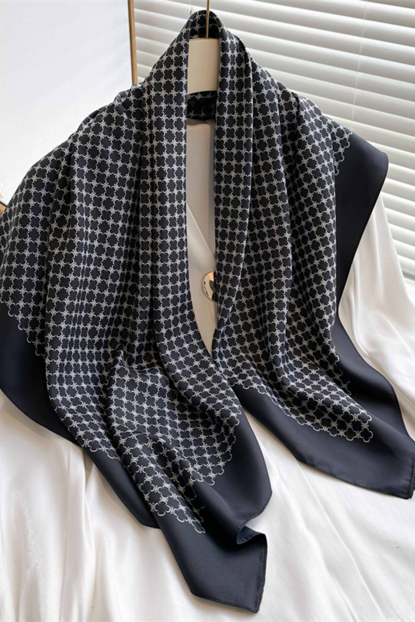 Apaszka, Model: F374-1//T39//18, Kolor: czarny, Skład materiału: 100% Poliester, Przeznaczenie: Wielosezonowe, Wymiary(długość/szerokość): 90cm/90cm