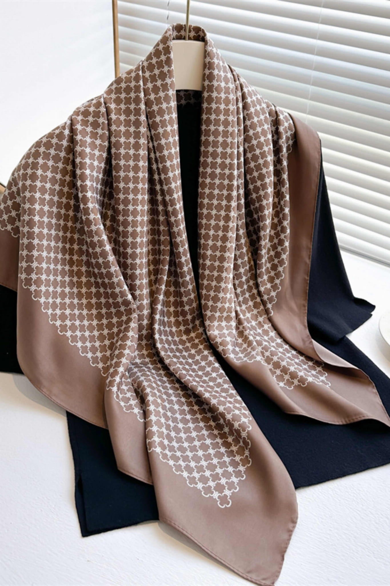 Detal satynowej apaszki ukazujący miękką fakturę i regularny wzór geometryczny | KAMEA | Spironik.pl