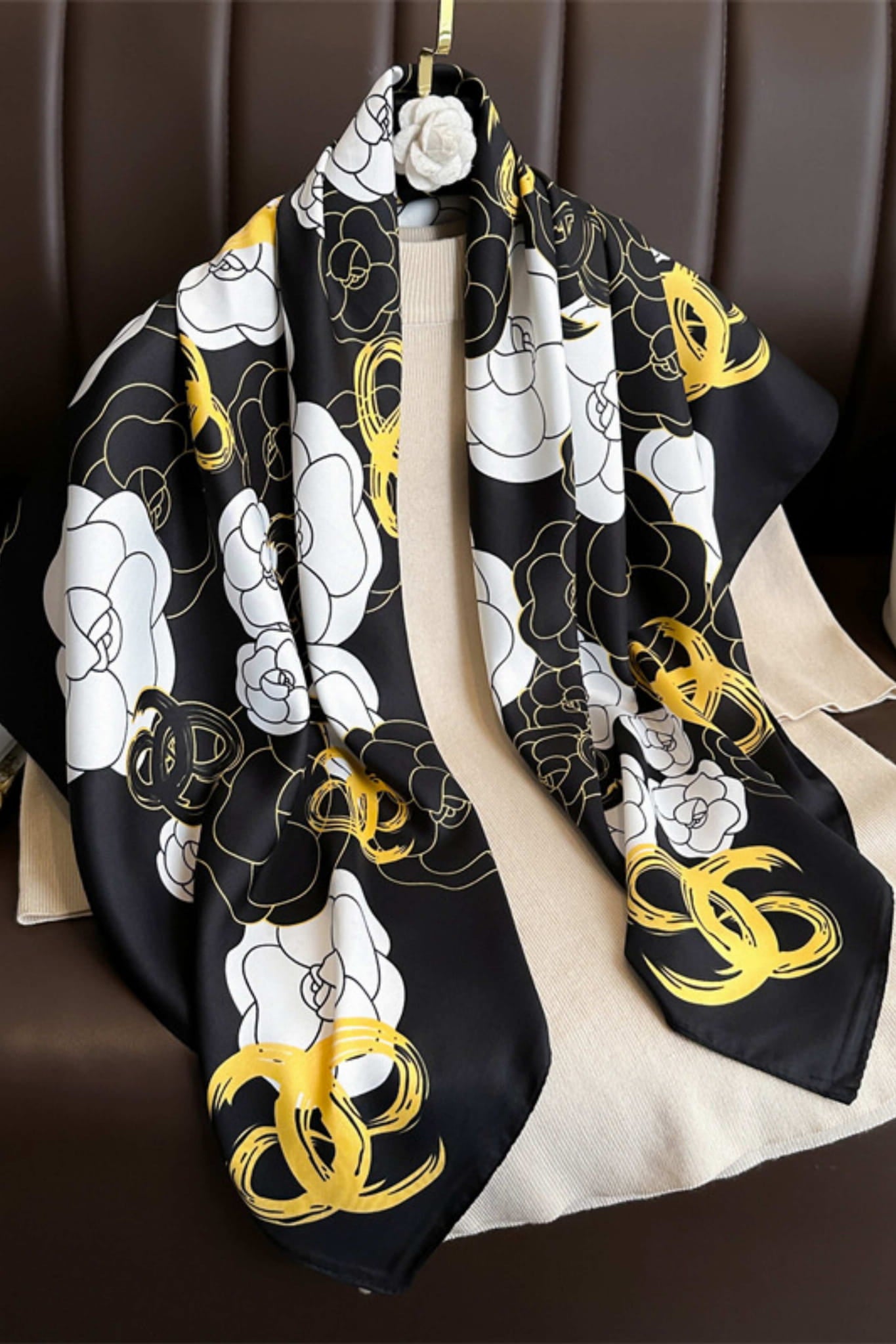 Apaszka, Model: F385-1//T39//18, Kolor: czarny, Skład materiału: 100% Poliester, Przeznaczenie: Wielosezonowe, Wymiary(długość/szerokość): 90cm/90cm