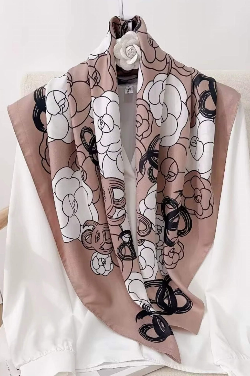 Detal apaszki z motywem kwiatowym w stylu line-art, ukazujący subtelną elegancję materiału | KAMEA | Spironik.pl