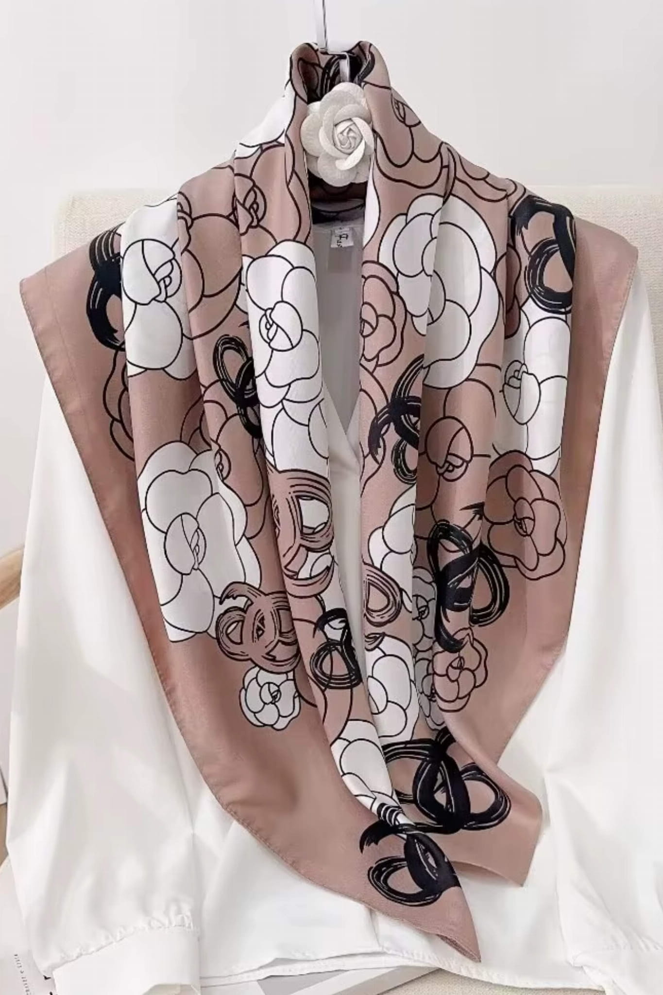 Detal apaszki z motywem kwiatowym w stylu line-art, ukazujący subtelną elegancję materiału | KAMEA | Spironik.pl