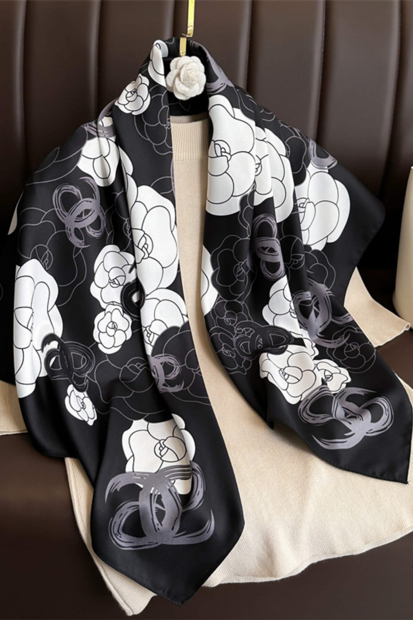 Apaszka, Model: F385-3//T39//18, Kolor: czarny, Skład materiału: 100% Poliester, Przeznaczenie: Wielosezonowe, Wymiary(długość/szerokość): 90cm/90cm