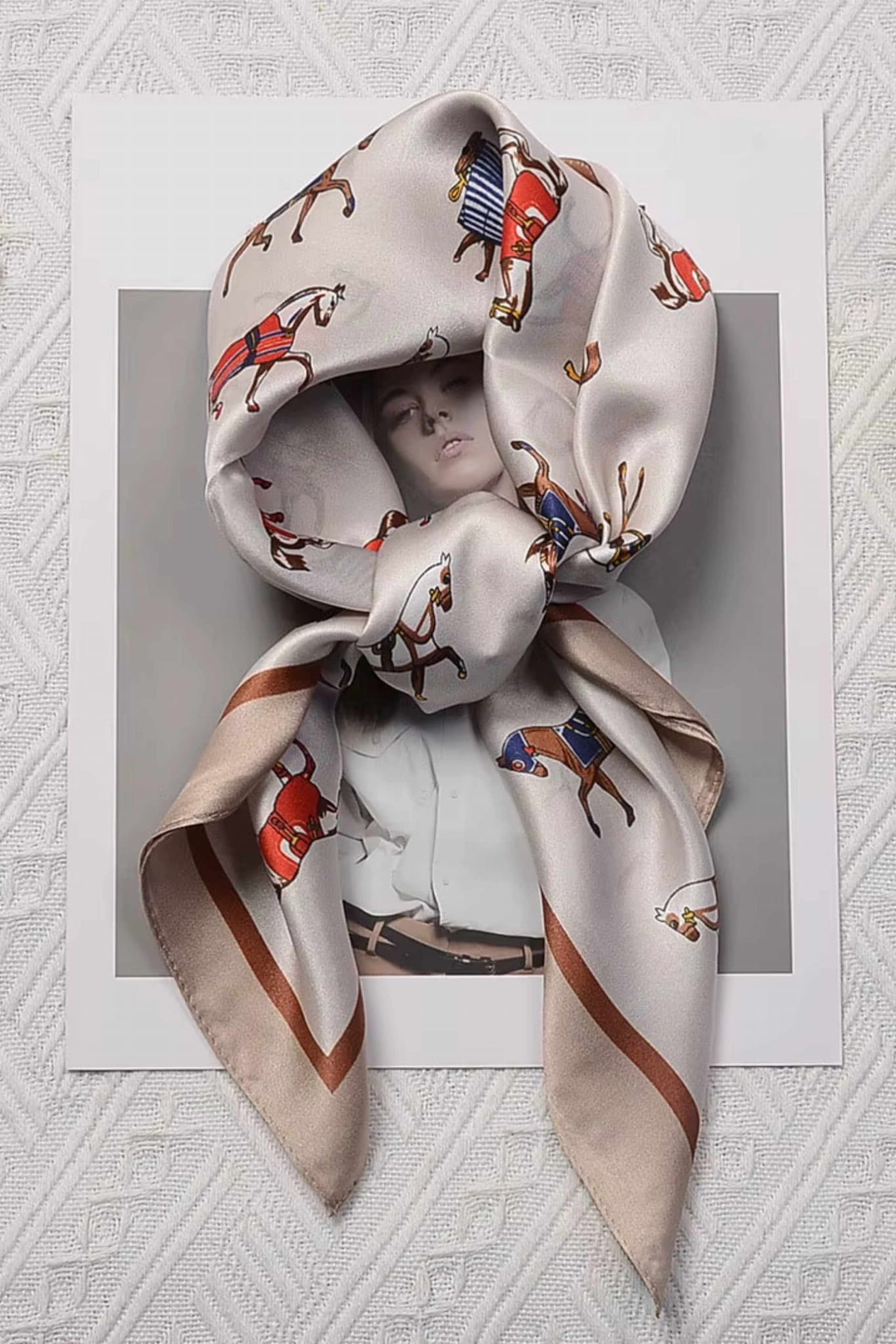 Detal wzoru apaszki z końmi, ukazujący różnorodność derków i kolorów | KAMEA | Spironik.pl