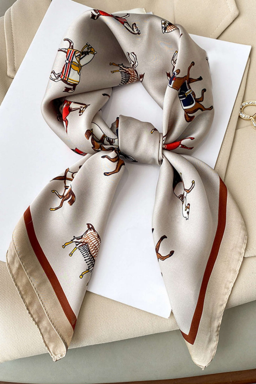 Apaszka, Model: FJ099-2//T40//19, Kolor: beżowy, Skład materiału: 100% Poliester, Przeznaczenie: Wielosezonowe, Wymiary(długość/szerokość): 70cm/70cm