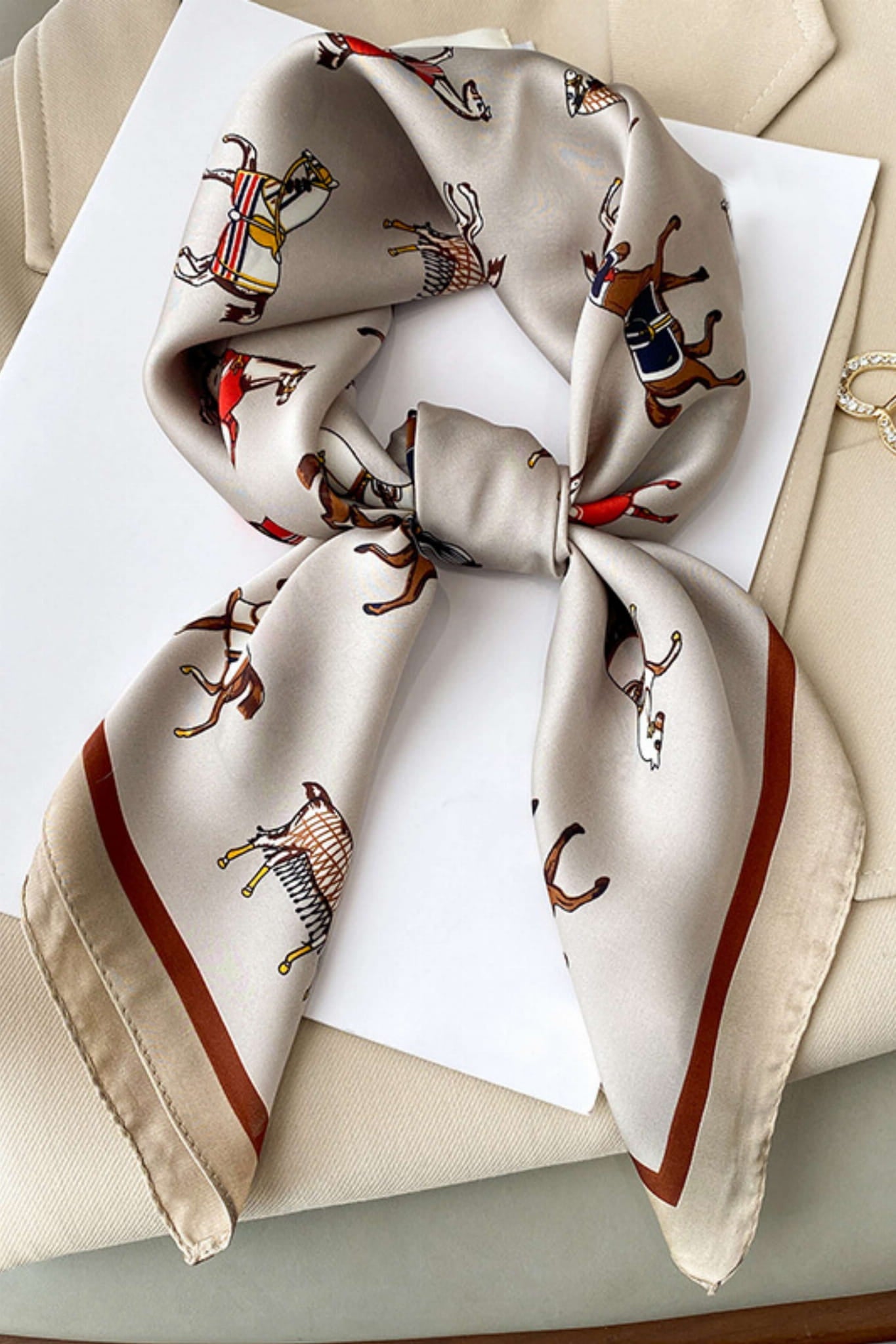 Apaszka, Model: FJ099-2//T40//19, Kolor: beżowy, Skład materiału: 100% Poliester, Przeznaczenie: Wielosezonowe, Wymiary(długość/szerokość): 70cm/70cm