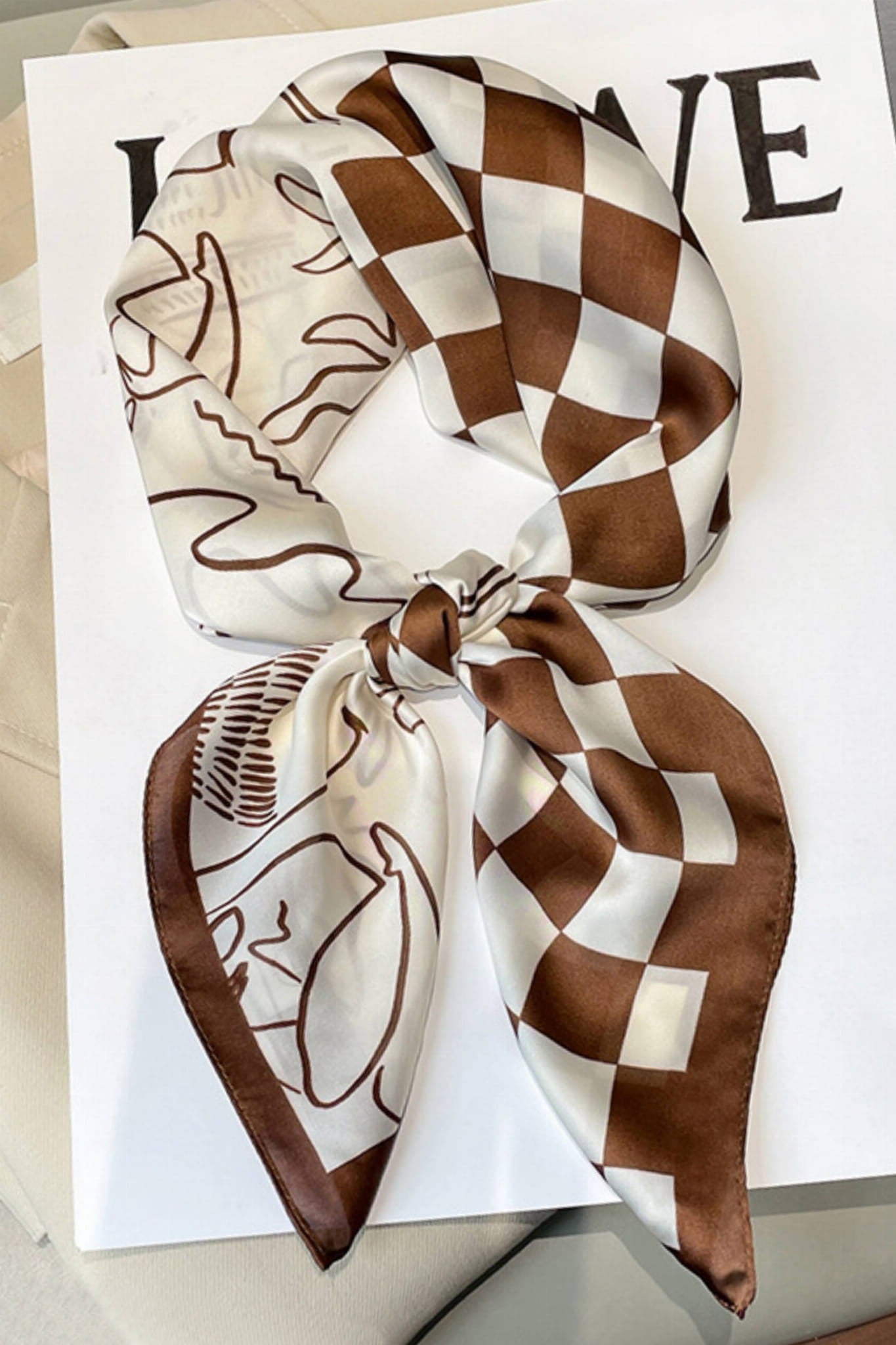 Apaszka, Model: FJ113-1//T40//19, Kolor: brązowy, Skład materiału: 100% Poliester, Przeznaczenie: Wielosezonowe, Wymiary(długość/szerokość): 70cm/70cm