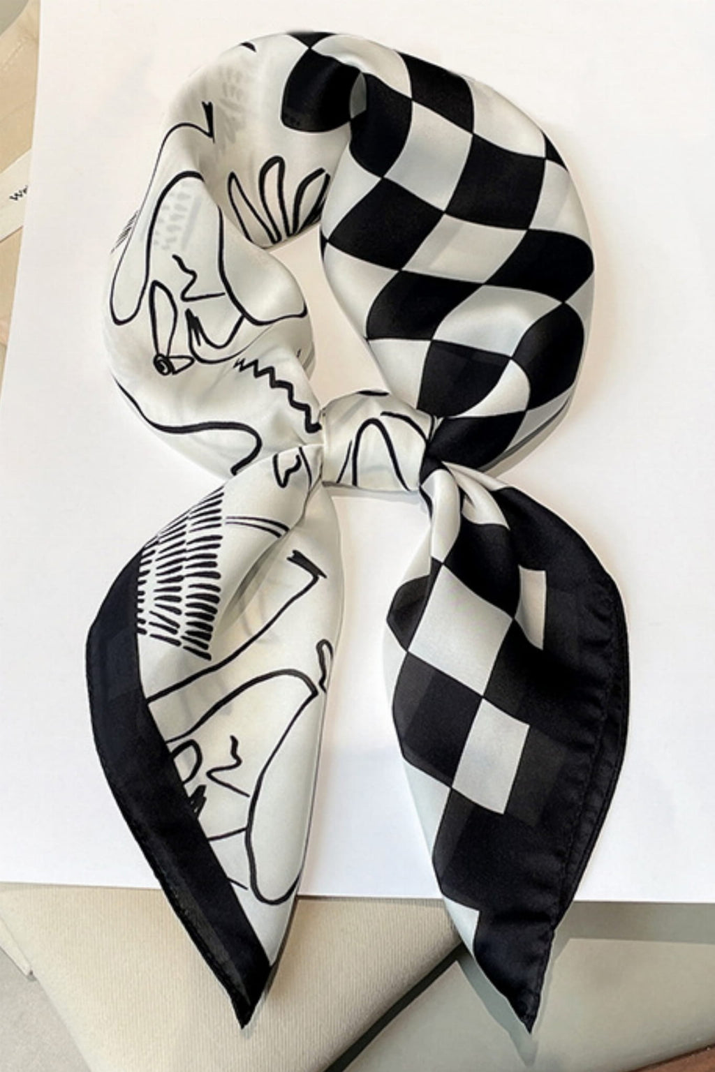 Apaszka, Model: FJ113-2//T40//19, Kolor: czarny, Skład materiału: 100% Poliester, Przeznaczenie: Wielosezonowe, Wymiary(długość/szerokość): 70cm/70cm