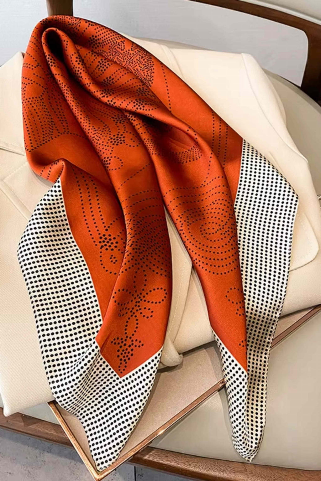 Detal apaszki z wysokogatunkowego poliestru imitującego jedwab, z subtelnym połyskiem | KAMEA | Spironik.pl