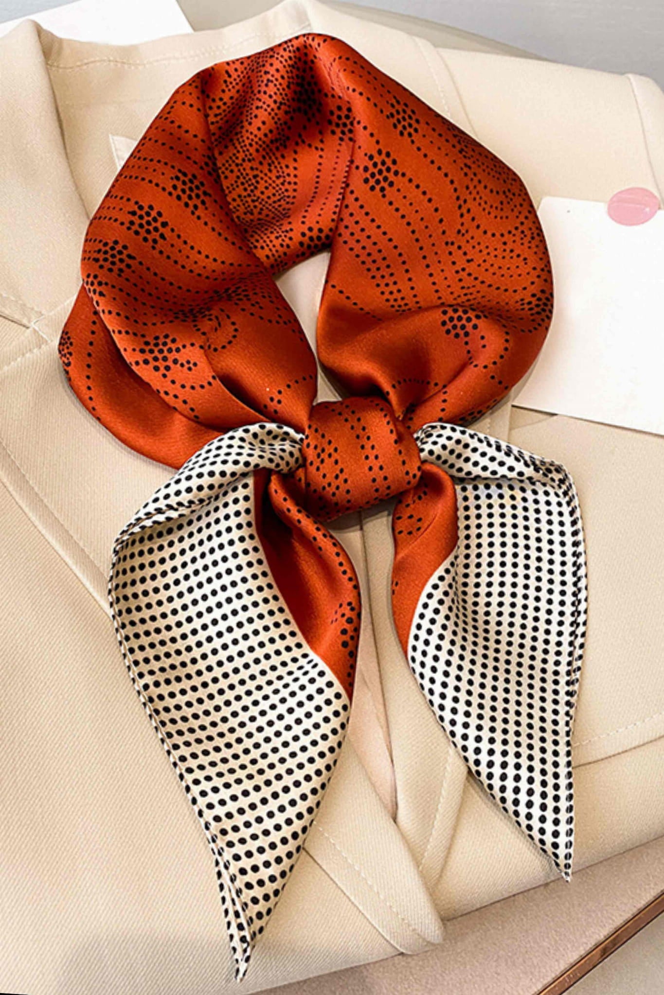 Apaszka, Model: FJ114-1//T41//20, Kolor: rudy, Skład materiału: 100% Poliester, Przeznaczenie: Wielosezonowe, Wymiary(długość/szerokość): 70cm/70cm