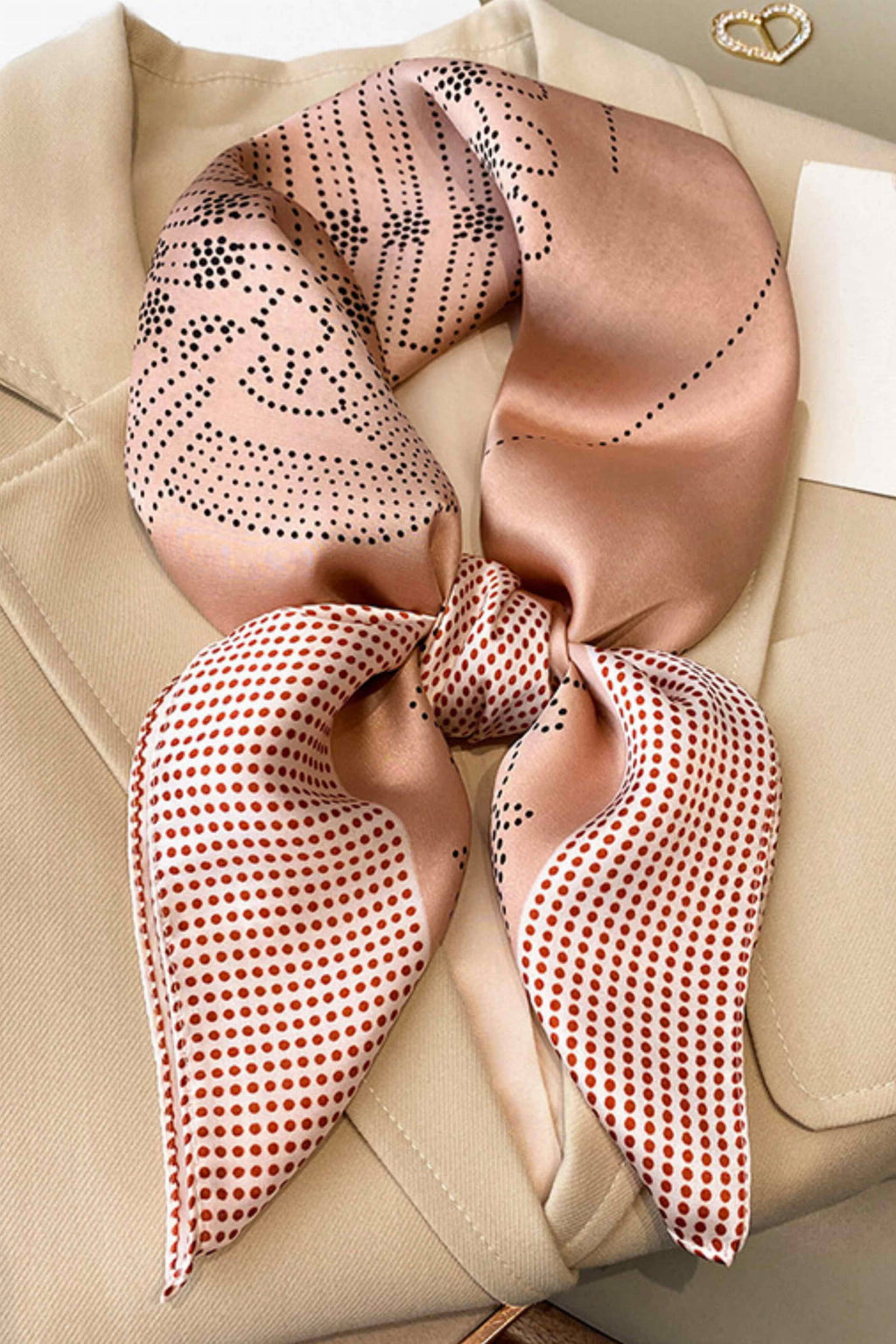 Apaszka, Model: FJ114-2//T41//20, Kolor: różowy, Skład materiału: 100% Poliester, Przeznaczenie: Wielosezonowe, Wymiary(długość/szerokość): 70cm/70cm