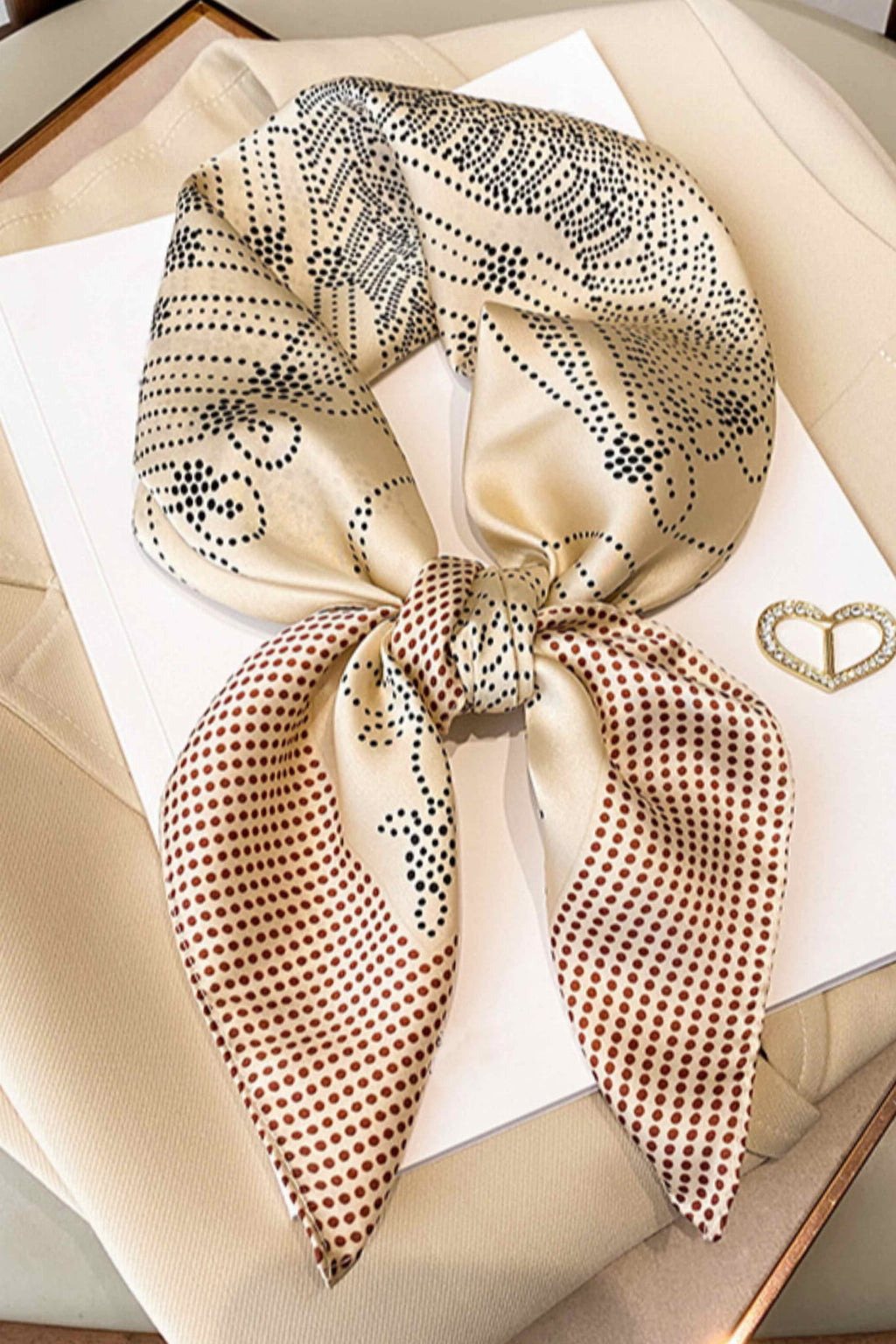 Apaszka, Model: FJ114-3//T41//20, Kolor: jasny beżowy, Skład materiału: 100% Poliester, Przeznaczenie: Wielosezonowe, Wymiary(długość/szerokość): 70cm/70cm