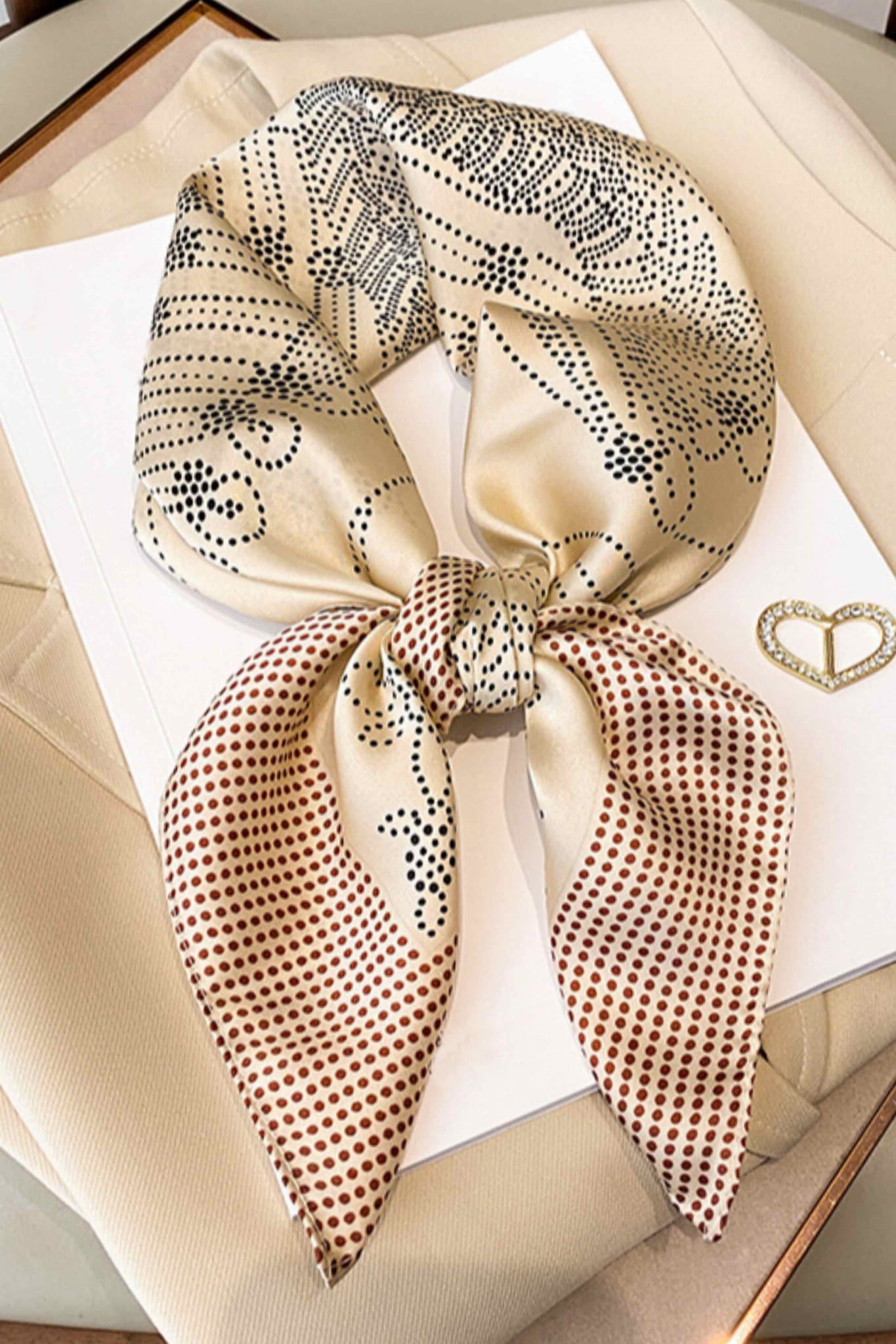 Apaszka, Model: FJ114-3//T41//20, Kolor: jasny beżowy, Skład materiału: 100% Poliester, Przeznaczenie: Wielosezonowe, Wymiary(długość/szerokość): 70cm/70cm