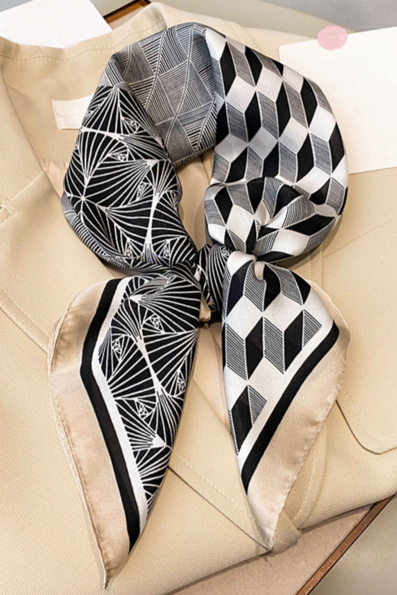 Apaszka, Model: FJ129-1//T41//20, Kolor: jasny beżowy, Skład materiału: 100% Poliester, Przeznaczenie: Wielosezonowe, Wymiary(długość/szerokość): 70cm/70cm