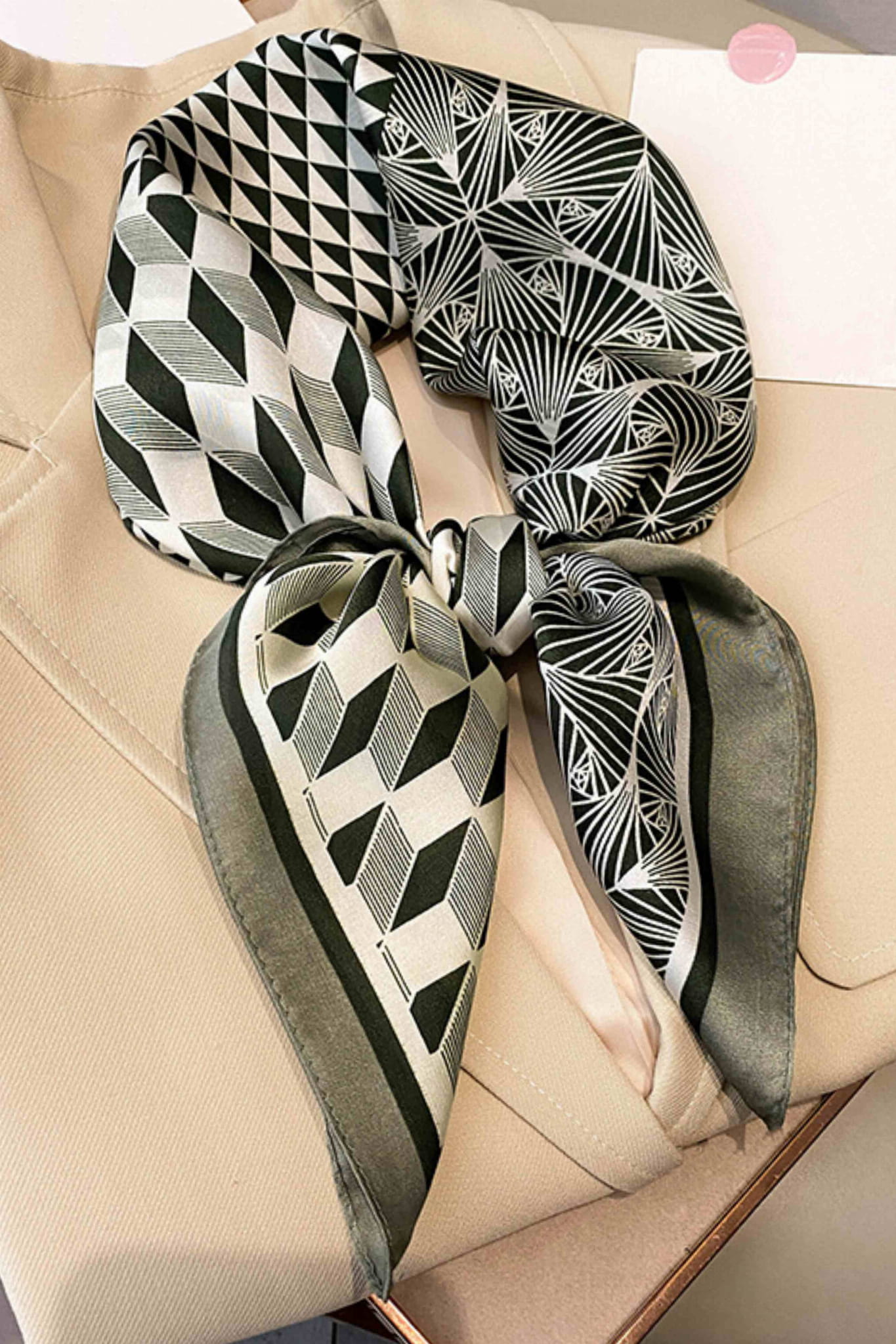 Apaszka, Model: FJ129-2//T41//20, Kolor: khaki, Skład materiału: 100% Poliester, Przeznaczenie: Wielosezonowe, Wymiary(długość/szerokość): 70cm/70cm