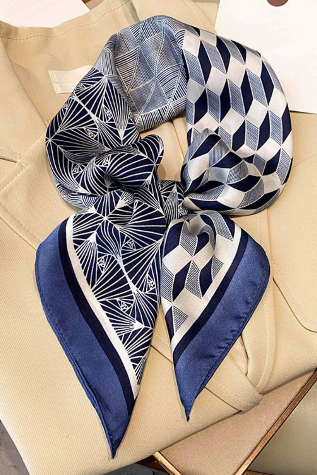 Apaszka, Model: FJ129-4//T41//20, Kolor: granatowy, Skład materiału: 100% Poliester, Przeznaczenie: Wielosezonowe, Wymiary(długość/szerokość): 70cm/70cm