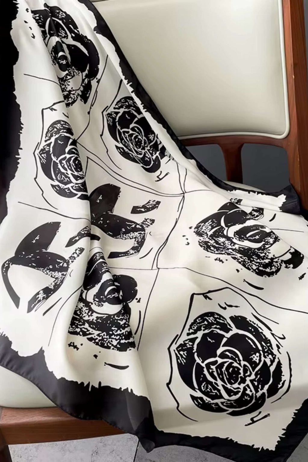 Detal apaszki z czarnym lamowaniem brzegów, wykonanej z przyjemnego w dotyku poliestru | KAMEA | Spironik.pl