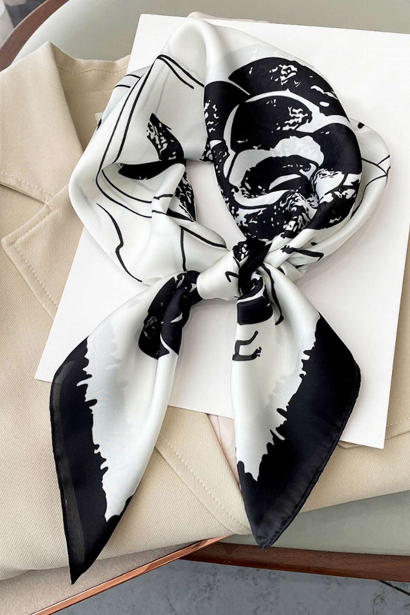 Apaszka, Model: FJ154-1//T40//19, Kolor: ekru, Skład materiału: 100% Poliester, Przeznaczenie: Wielosezonowe, Wymiary(długość/szerokość): 70cm/70cm