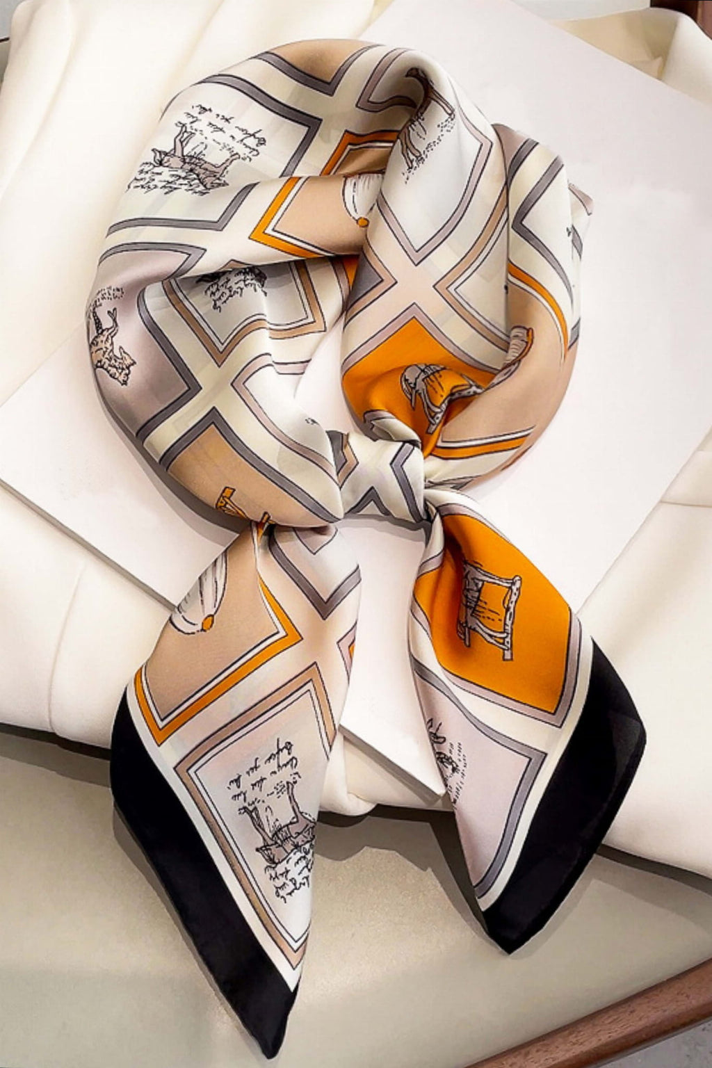 Apaszka, Model: FJ155-1//T40//19, Kolor: beżowy, Skład materiału: 100% Poliester, Przeznaczenie: Wielosezonowe, Wymiary(długość/szerokość): 70cm/70cm