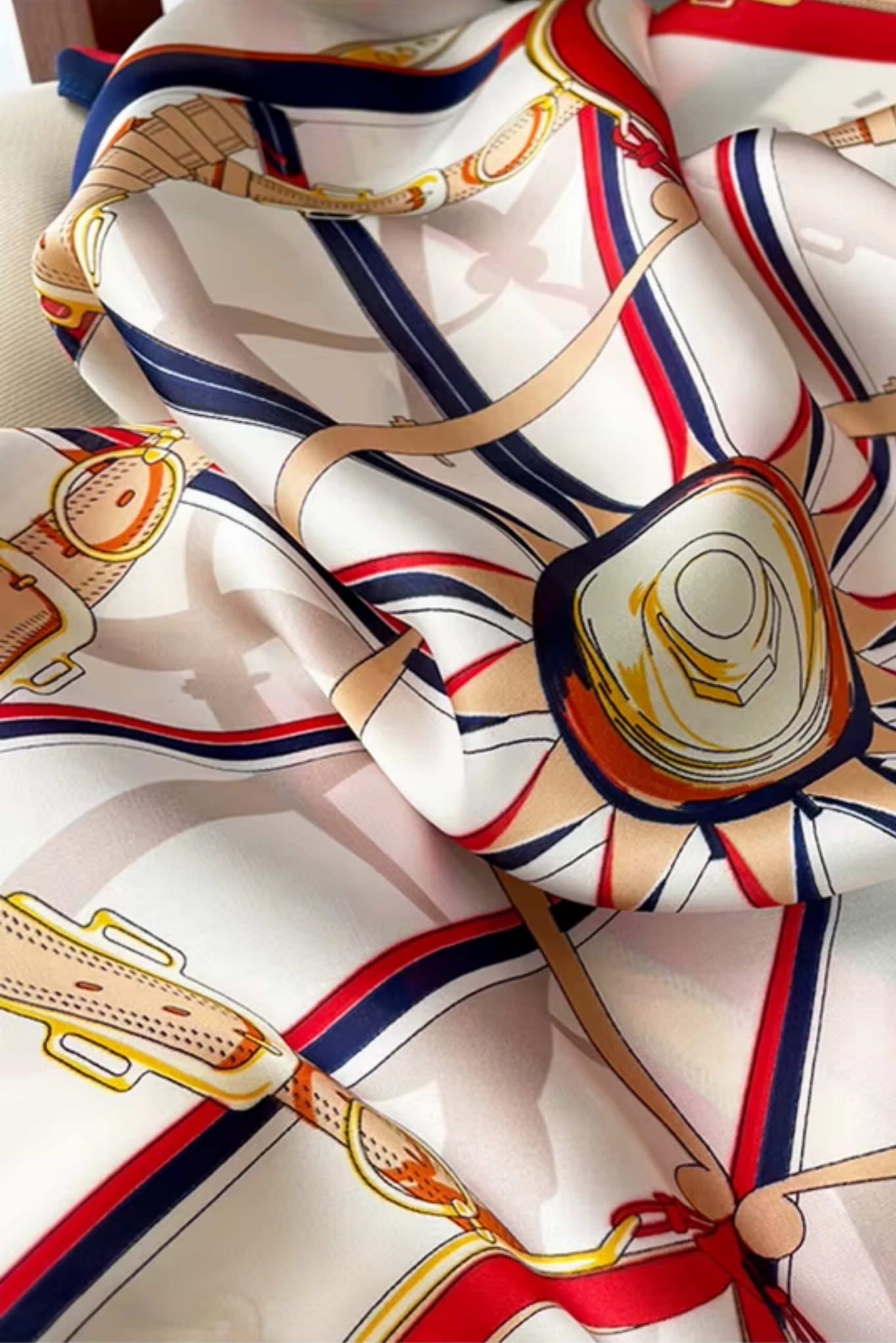 Apaszka w stylu paryskim, elegancko wykończona granatową i czerwoną ramką | KAMEA | Spironik.pl