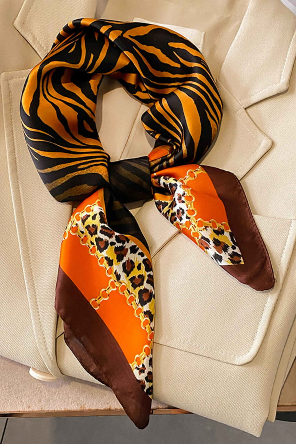 Apaszka, Model: FJ213-2//T40//19, Kolor: rudy, Skład materiału: 100% Poliester, Przeznaczenie: Wielosezonowe, Wymiary(długość/szerokość): 70cm/70cm