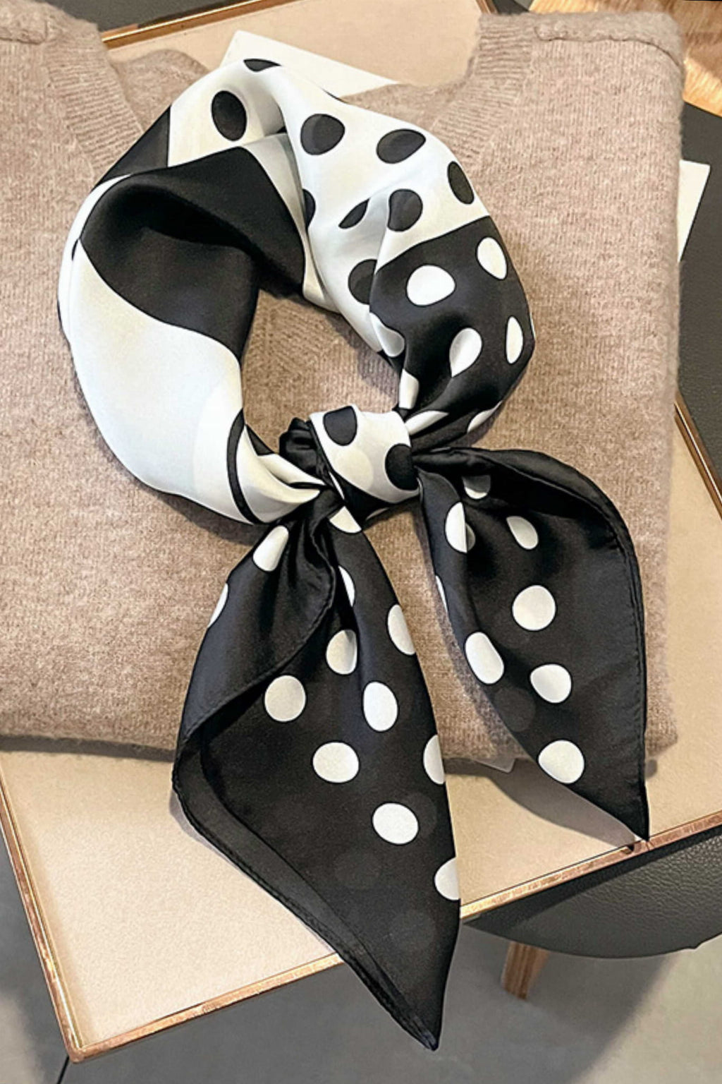 Detal apaszki z geometrycznymi blokami kolorów, ukazujący jej elegancki wzór w groszki | KAMEA | Spironik.pl