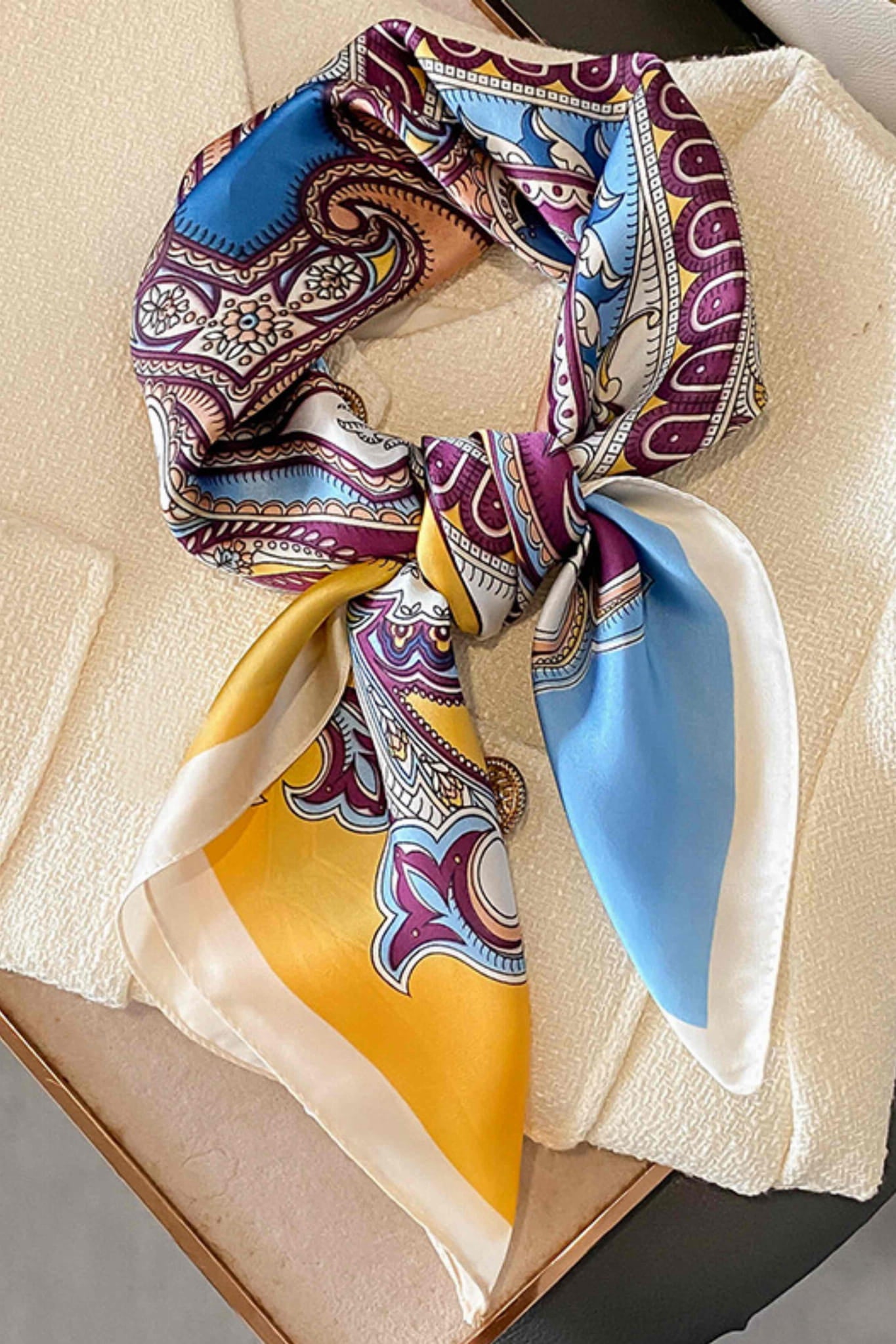 Detal wzoru apaszki z elementami art deco w kolorach błękitu, burgundu i musztardowego żółtego | KAMEA | Spironik.pl