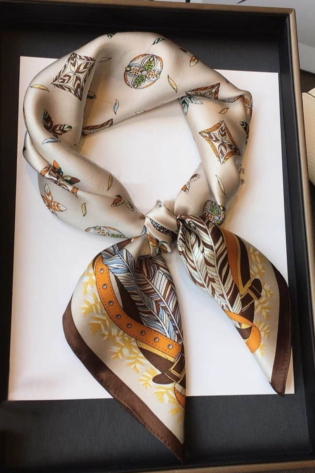 Apaszka, Model: FJ218//T40//19, Kolor: beżowy, Skład materiału: 100% Poliester, Przeznaczenie: Wielosezonowe, Wymiary(długość/szerokość): 70cm/70cm