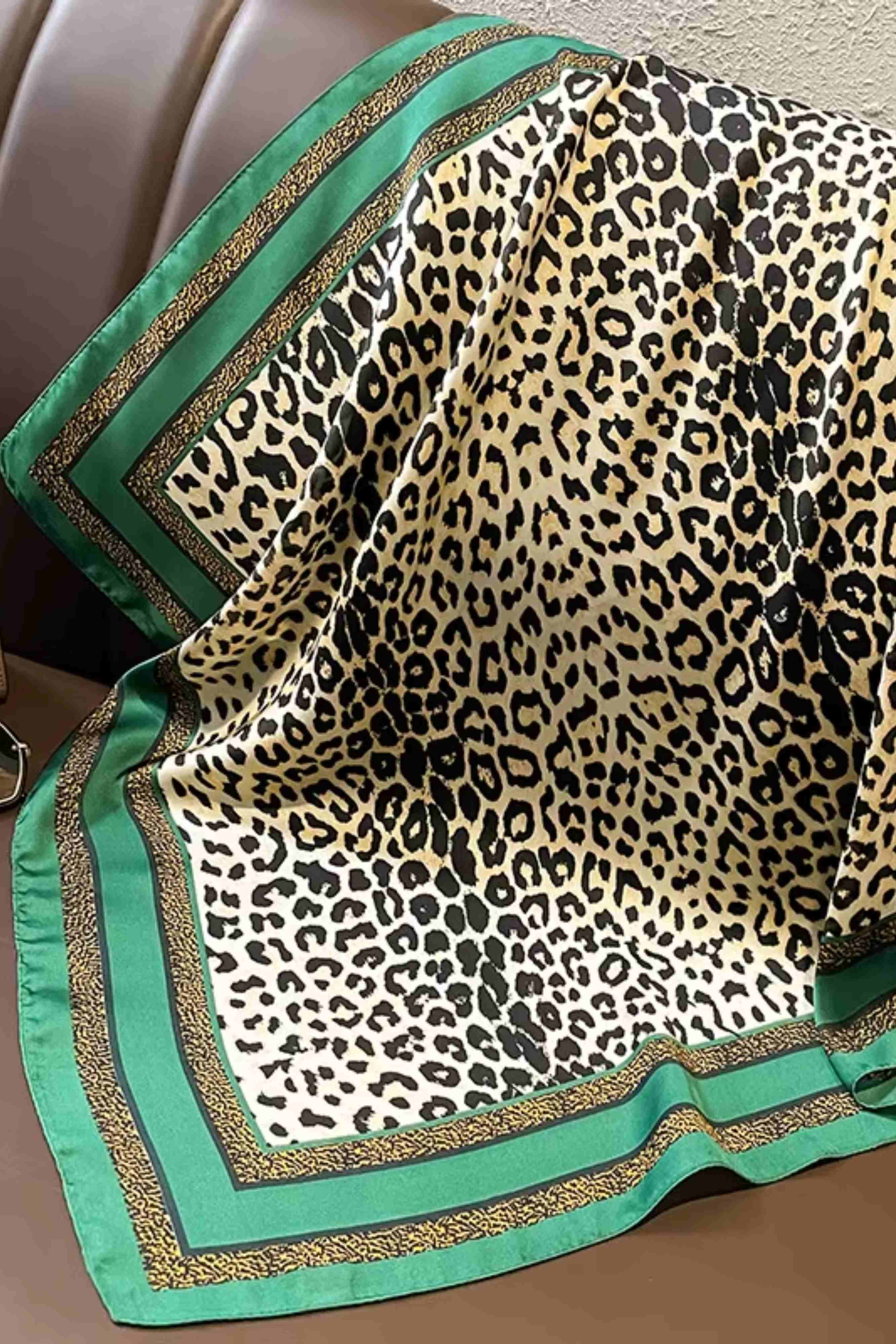 Detal wzoru panterki na apaszce, podkreślający jej elegancki charakter | KAMEA | Spironik.pl