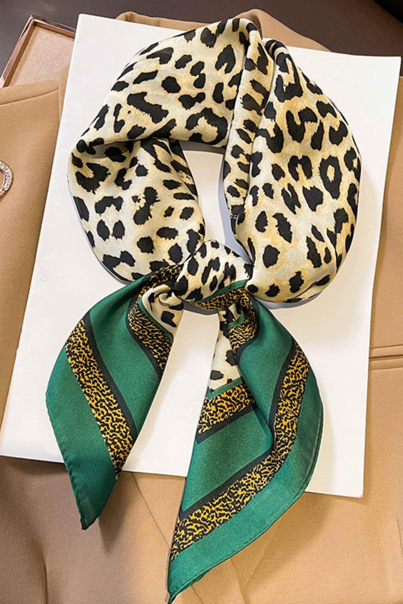 Apaszka, Model: FJ232-2//T40//19, Kolor: zielony, Skład materiału: 100% Poliester, Przeznaczenie: Wielosezonowe, Wymiary(długość/szerokość): 70cm/70cm