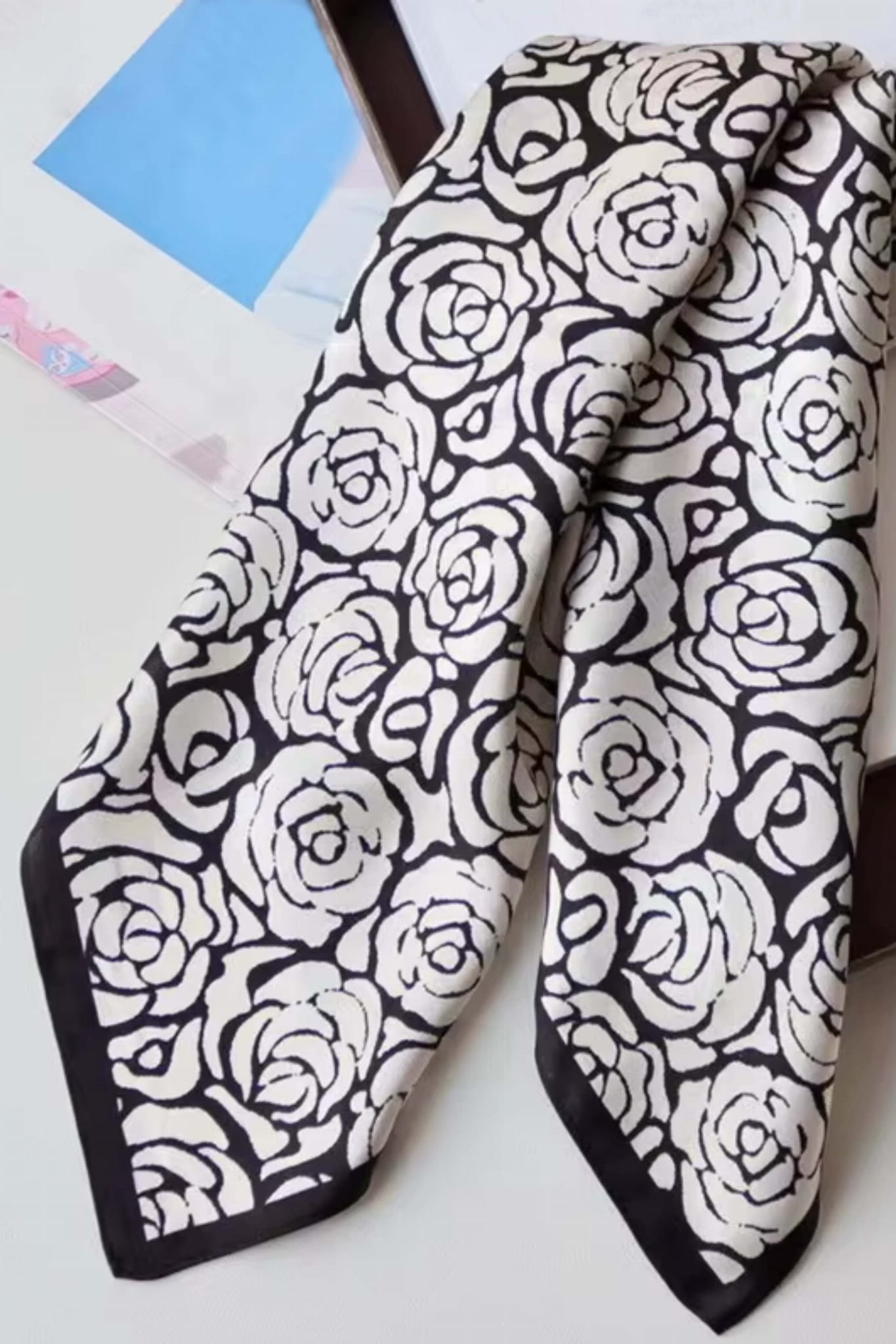 Apaszka, Model: FJ241-1//T40//19, Kolor: biały, Skład materiału: 100% Poliester, Przeznaczenie: Wielosezonowe, Wymiary(długość/szerokość): 70cm/70cm