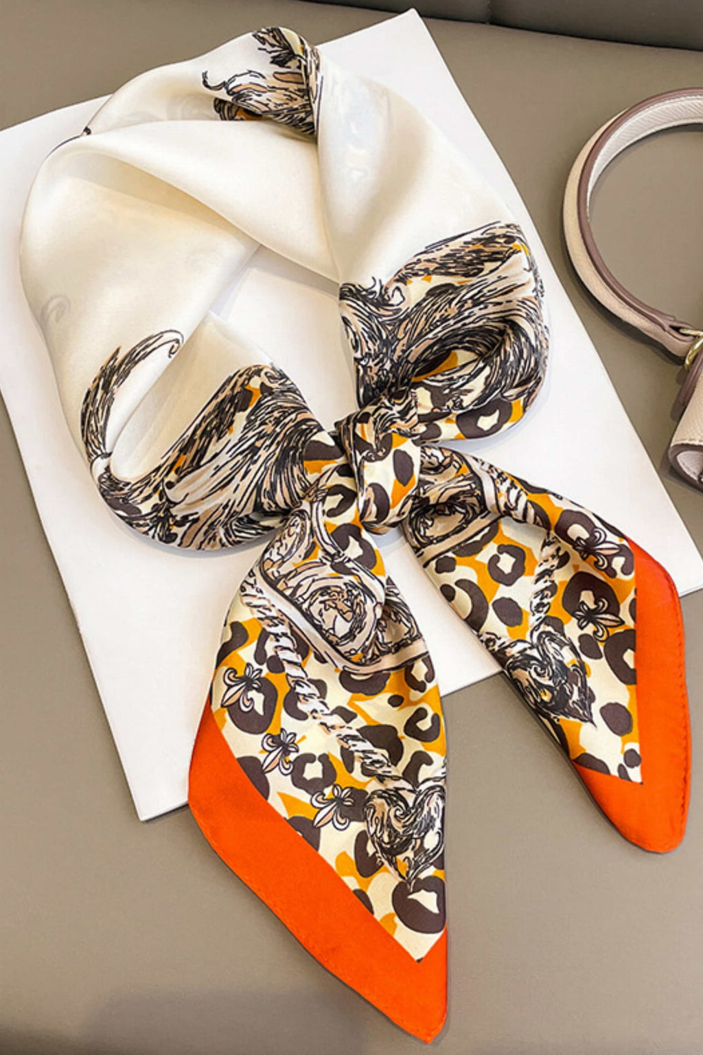 Apaszka, Model: FJ256-1//T40//19, Kolor: pomarańczowy, Skład materiału: 100% Poliester, Przeznaczenie: Wielosezonowe, Wymiary(długość/szerokość): 70cm/70cm