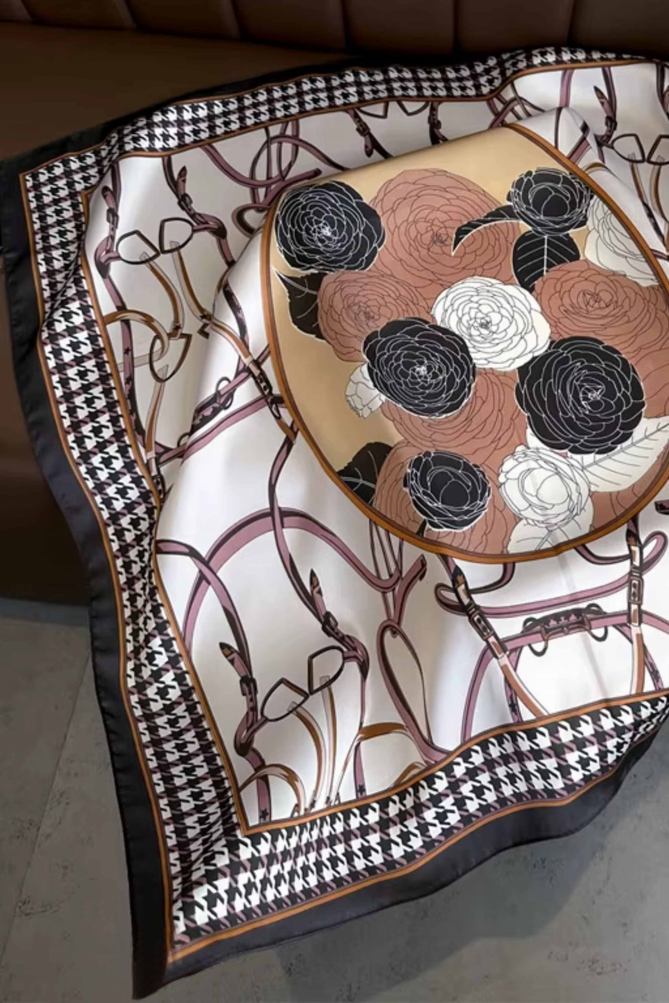 Detal wzoru retro apaszki z pepitką, przedstawiający róże i jeździeckie motywy | KAMEA | Spironik.pl