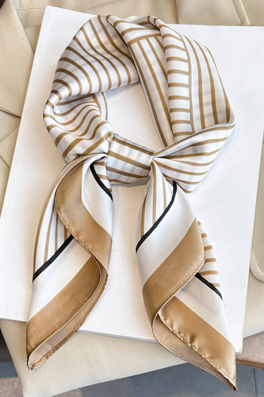 Detal apaszki z wysokiej jakości poliestru imitującego jedwab, z elegancką lamówką | KAMEA | Spironik.pl