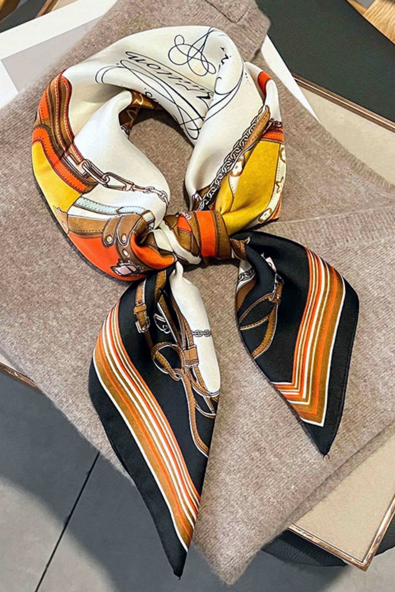 Apaszka, Model: FJ195-2//T41//20, Kolor: czarny, Skład materiału: 100% Poliester, Przeznaczenie: Wielosezonowe, Wymiary(długość/szerokość): 70cm/70cm