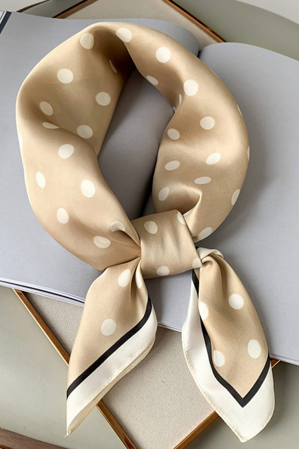 Apaszka, Model: FJ201-1//T40//19, Kolor: beżowy, Skład materiału: 100% Poliester, Przeznaczenie: Wielosezonowe, Wymiary(długość/szerokość): 70cm/70cm