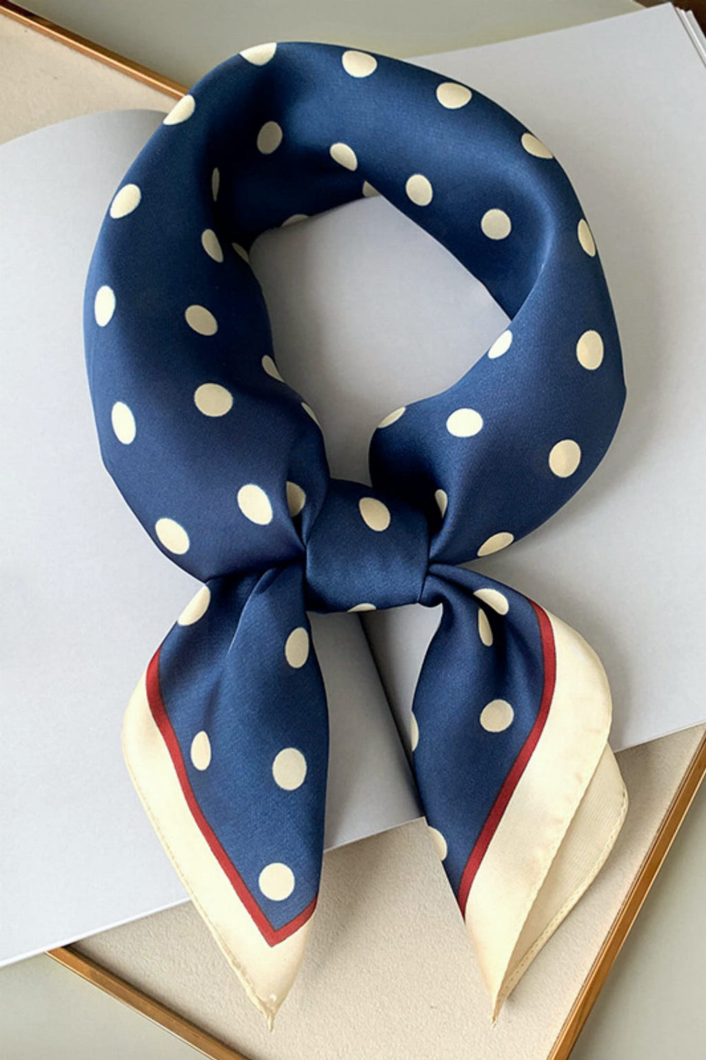 Apaszka, Model: FJ201-3//T40//19, Kolor: granatowy, Skład materiału: 100% Poliester, Przeznaczenie: Wielosezonowe, Wymiary(długość/szerokość): 70cm/70cm