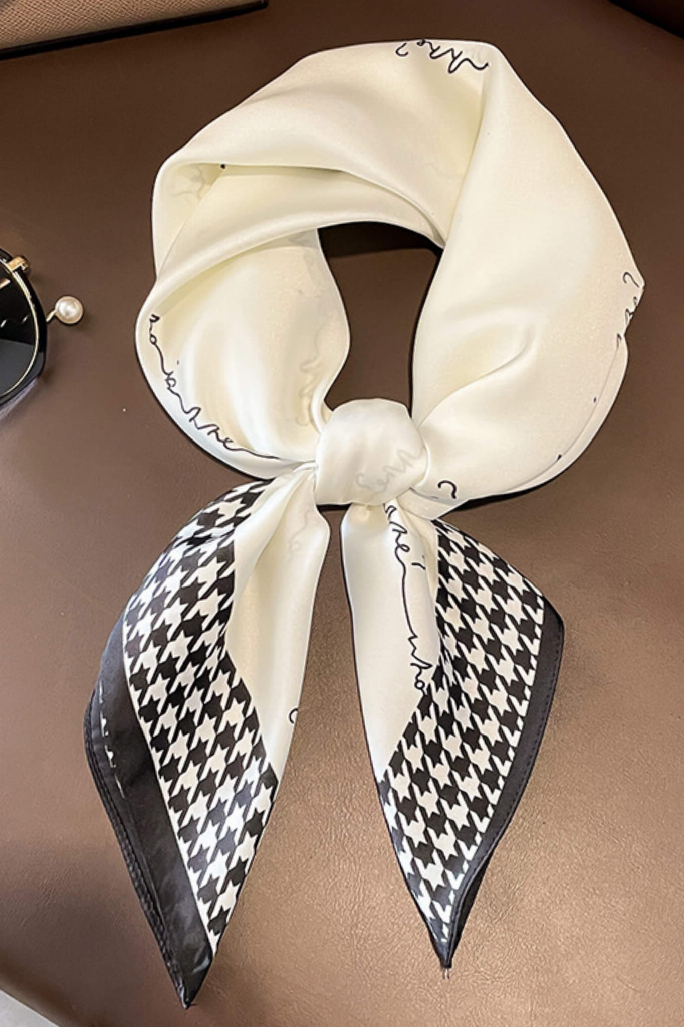 Apaszka damska 70x70 cm w kremowym kolorze, układająca się na szyi, dodająca szyku stylizacji | KAMEA | Spironik.pl