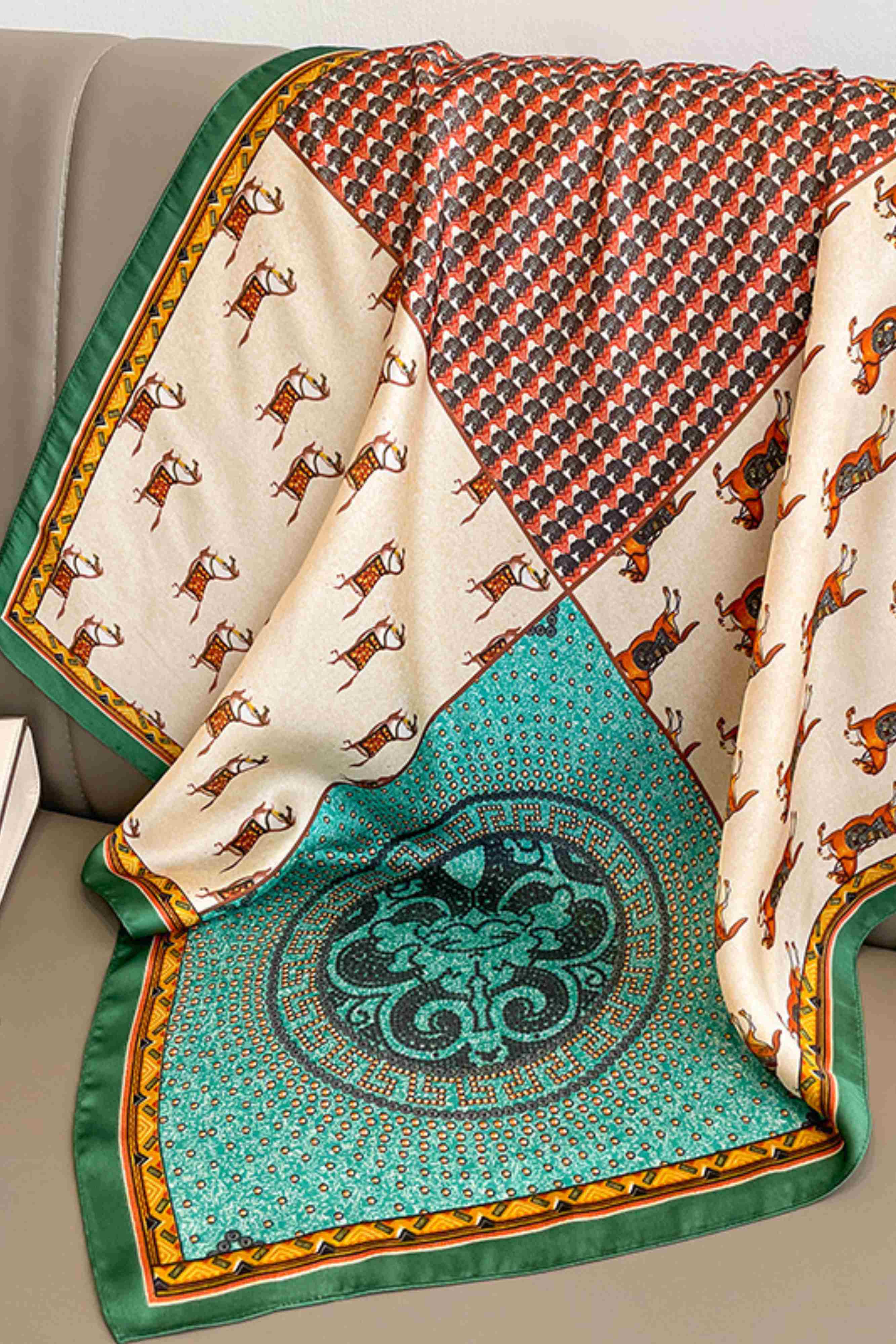 Detal apaszki 70x70 cm ukazujący jedwabistą strukturę i bogate wzornictwo | KAMEA | Spironik.pl