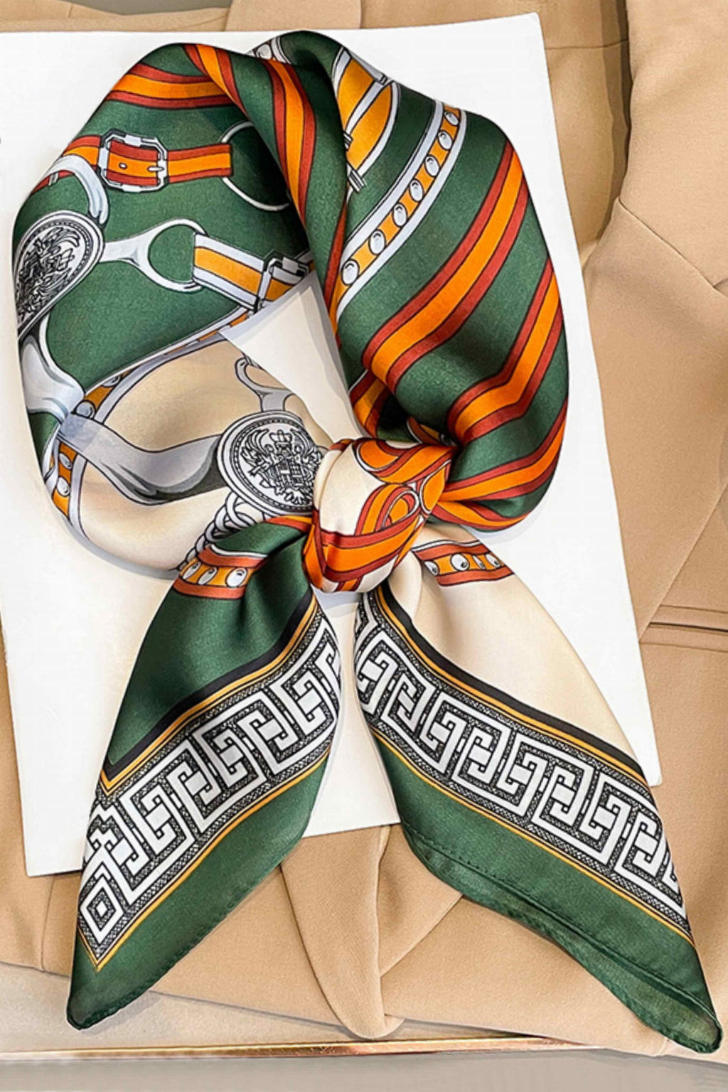 Apaszka, Model: FJ251-1//T40//19, Kolor: zielony, Skład materiału: 100% Poliester, Przeznaczenie: Wielosezonowe, Wymiary(długość/szerokość): 70cm/70cm